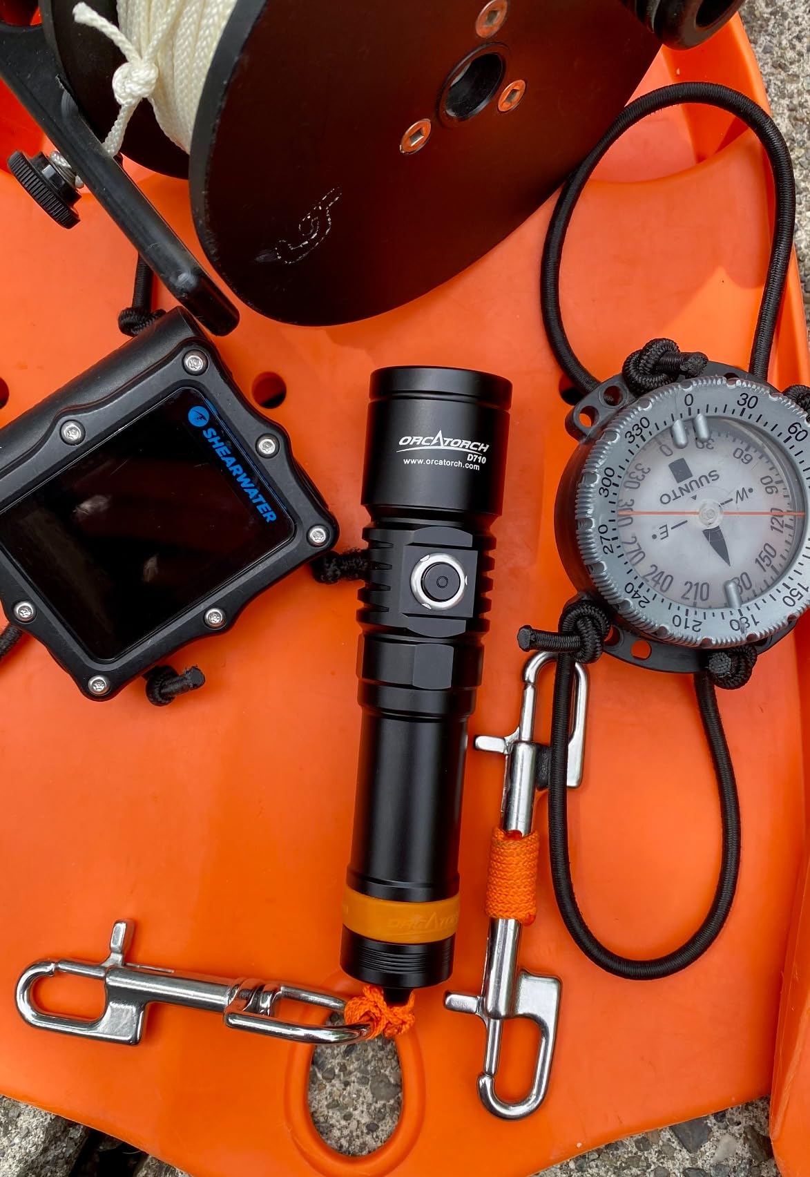 ORCATORCH D710 Scuba Diving Light, 3000 Lumens Super Bright Underwater Flashlight with 6 Degrees Narrow Beam, IP68 Waterproof Night Dive Torch 150 Meters Submersible Light (Black) customer photo 1
