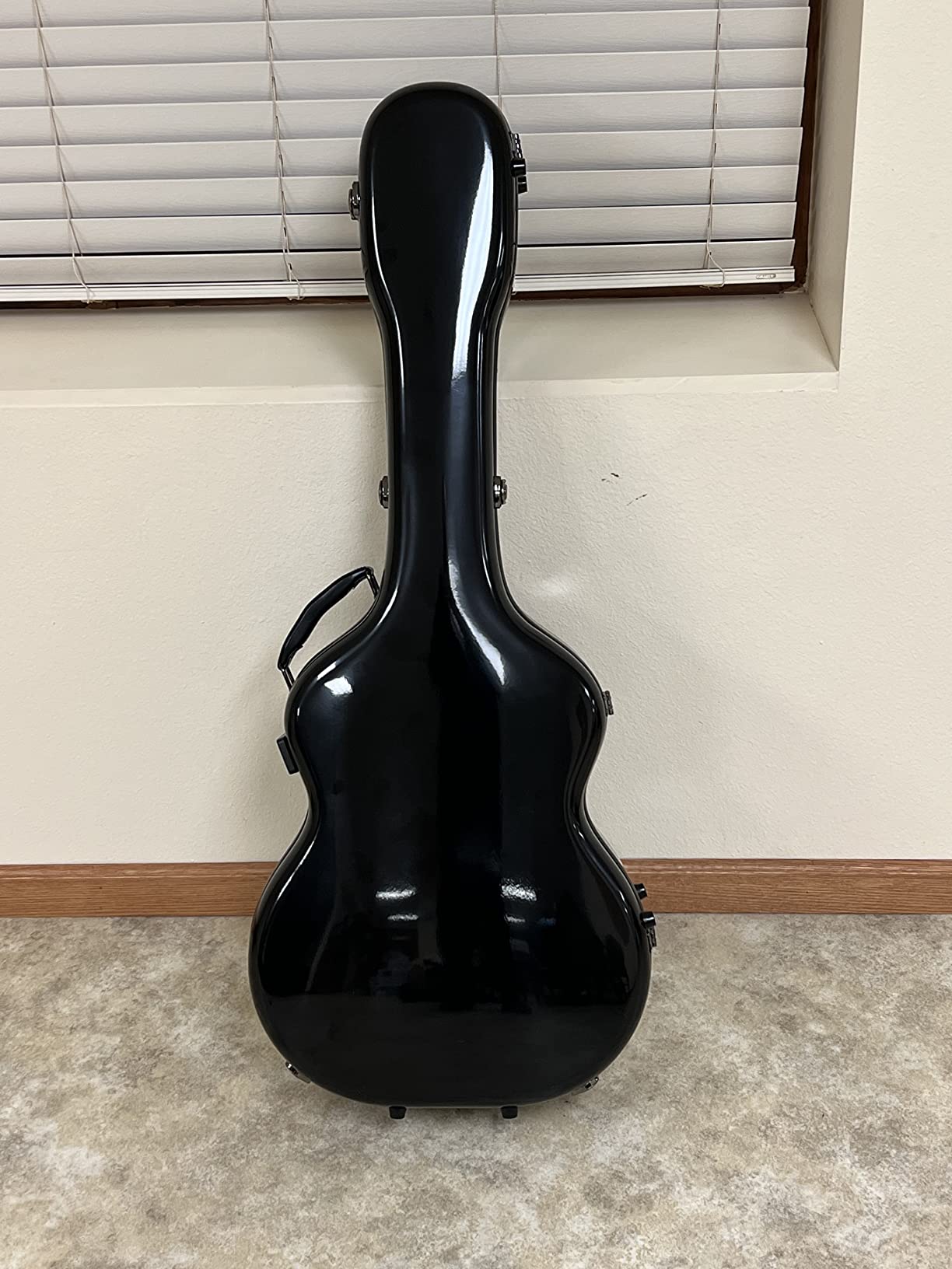 Crossrock Fiberglass Guitar Case for Martin GPC/OM | TSA Lock, Flight-Ready Hardshell, Black Gloss with Velvet Interior (CRF2020GABK) customer photo 1