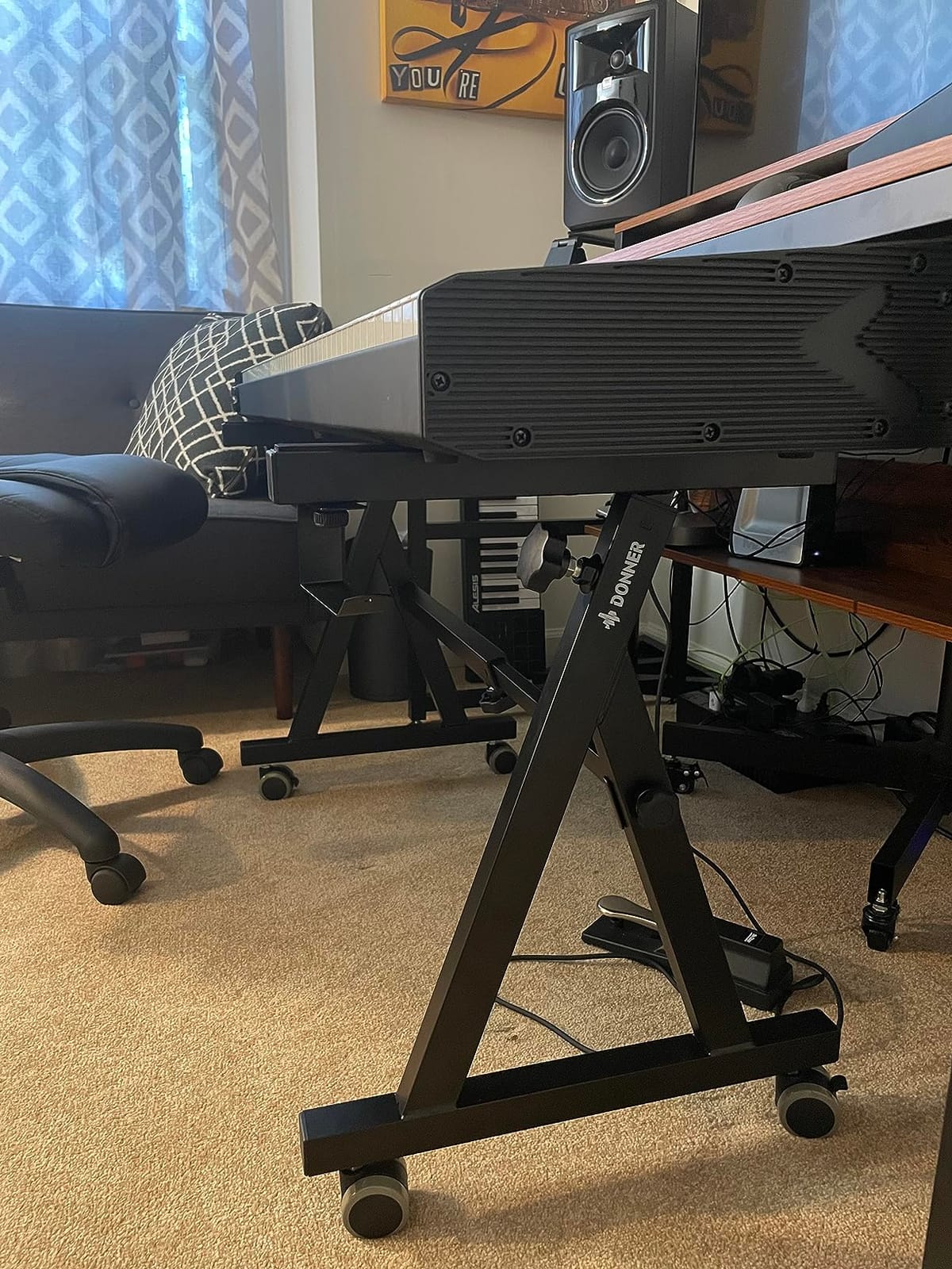 Donner Keyboard Stand, Z-style Heavy-Duty Piano Stand, Adjustable and Portable Piano Keyboard Stand, Suitable for 54, 61 and 88 Keys Electric Keyboards Digital Pianos customer photo 1