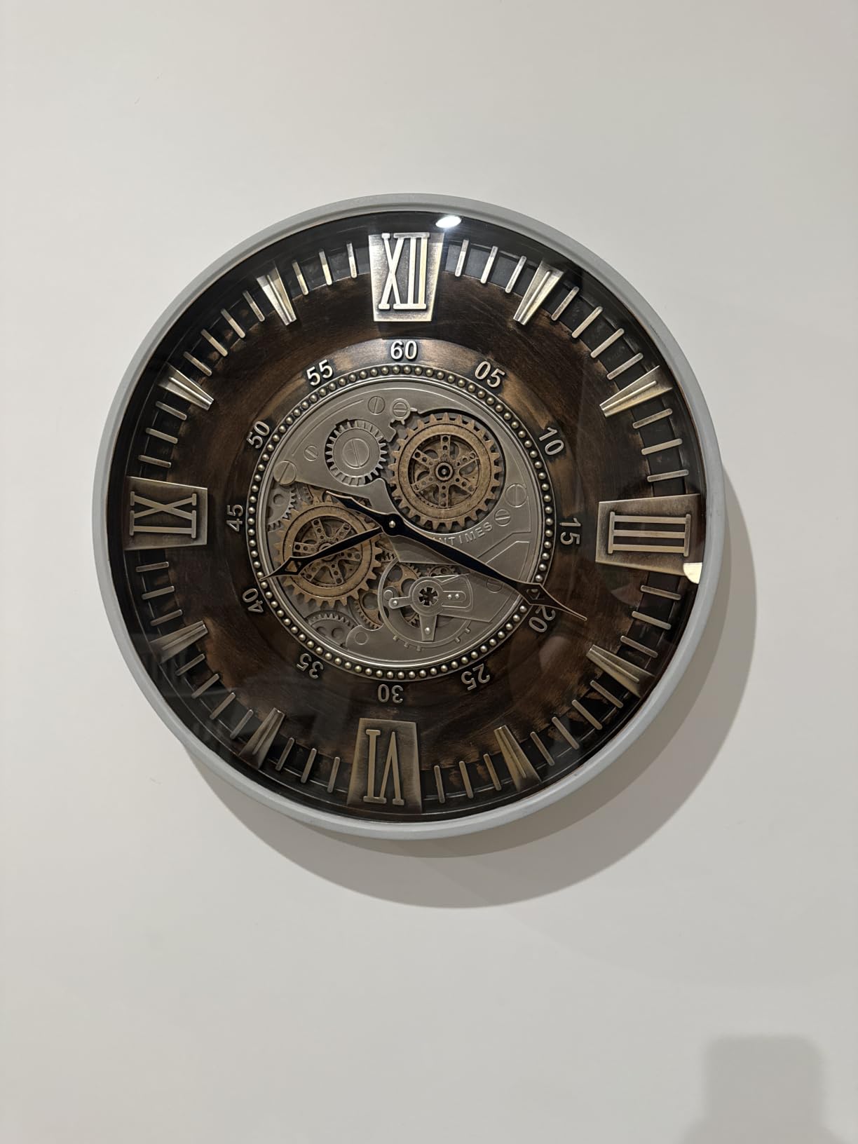 CLXEAST 24 Inch Large Moving Gear Wall Clock for Living Room Decor, Bronze | Durable Metal Roman Numeral, Silent Non Ticking, Industrial Steampunk Wall Clocks for Dinning Room, Kitchen & Home Office customer photo 1