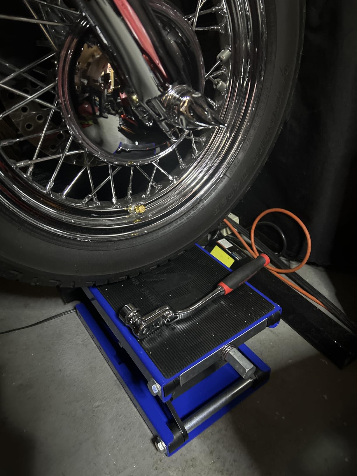 OMT Motorcycle Lift, 1100lb Scissor Jack Stand for ATV Dirt Bike Cruiser with Wide Deck, Crank Hoist T Handle, 3.7-14.6 Inch Lift customer photo 1