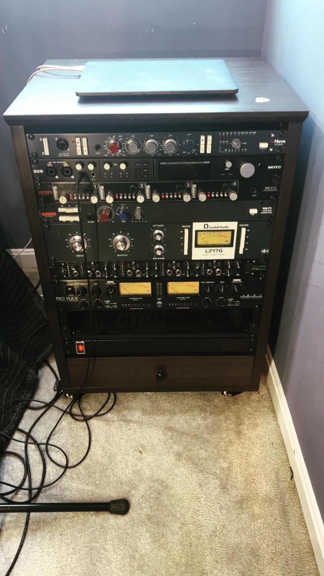 Gator Frameworks Elite Furniture Series 12U Angled Studio Rack with Locking Casters, Black Finish (GFW-ELITESTUDIORK12-BLK) customer photo 2