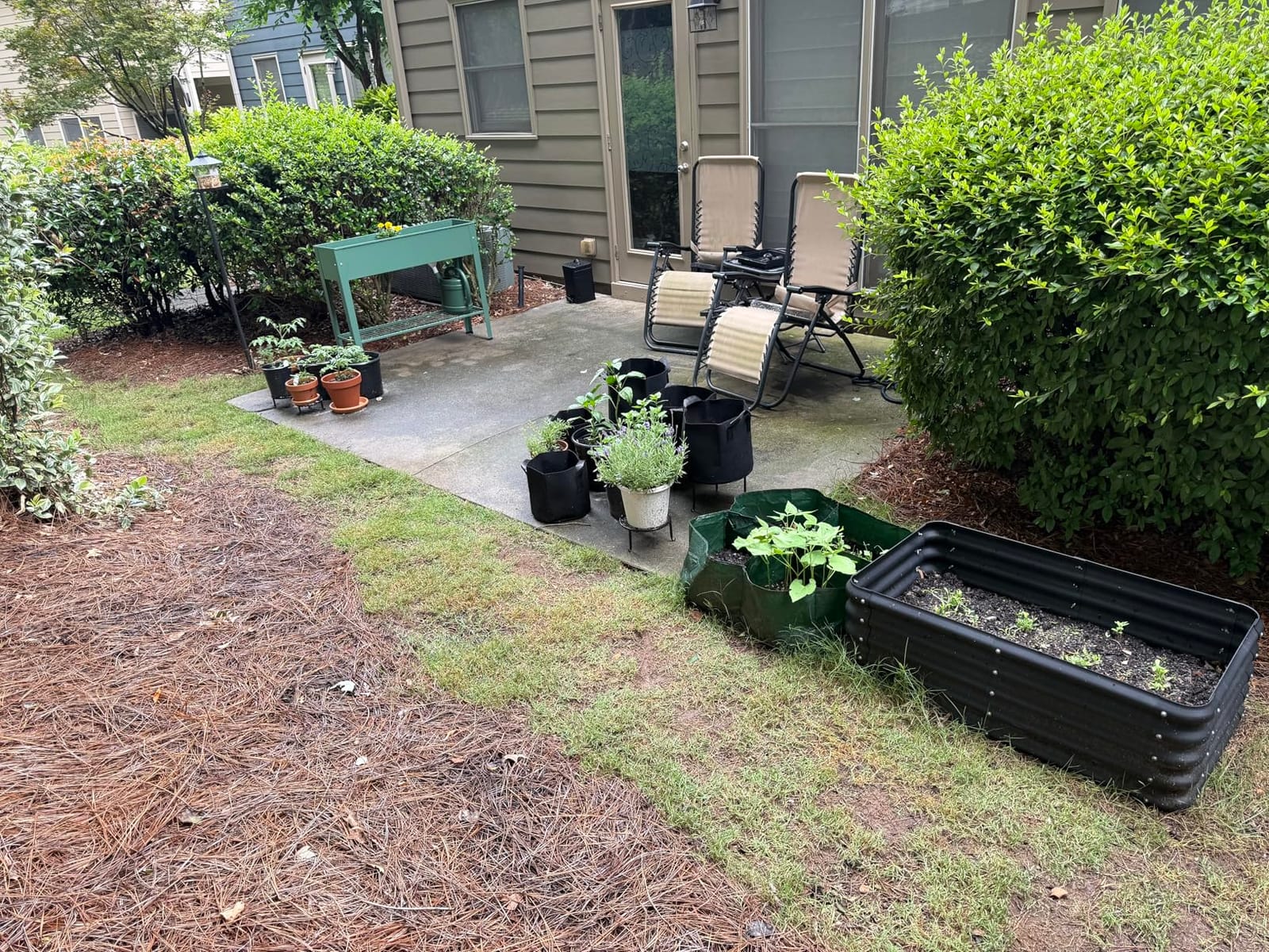 Raised Garden Bed, Elevated Green Metal Plant Box with Legs, Standing Garden Stand with Drainage Holes (40