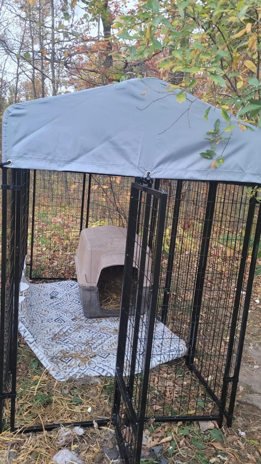 LEMBERI 8x4x6FT Outdoor Dog Kennel, Heavy Duty Galvanized Steel Escape-Proof Dog Run for Large Dogs, Double-Latch Gate, Reflective Silver Heat Dissipation Waterproof Roof, 2 Stainless Steel Bowls customer photo 2
