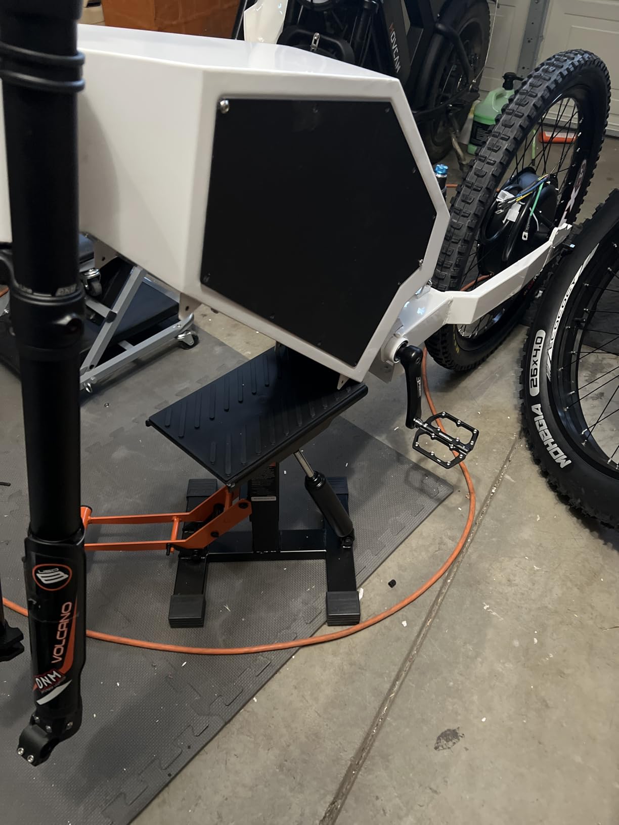 VEVOR Dirt Bike Lift Stand, Motorcycle Jack Lift Stand 440 lbs Capacity and Hydraulic Lift Operation, Adjustable Height Hoist Table, for Dirt Pit Bike Repair, Maintenance, Dirt Bike Accessories customer photo 1