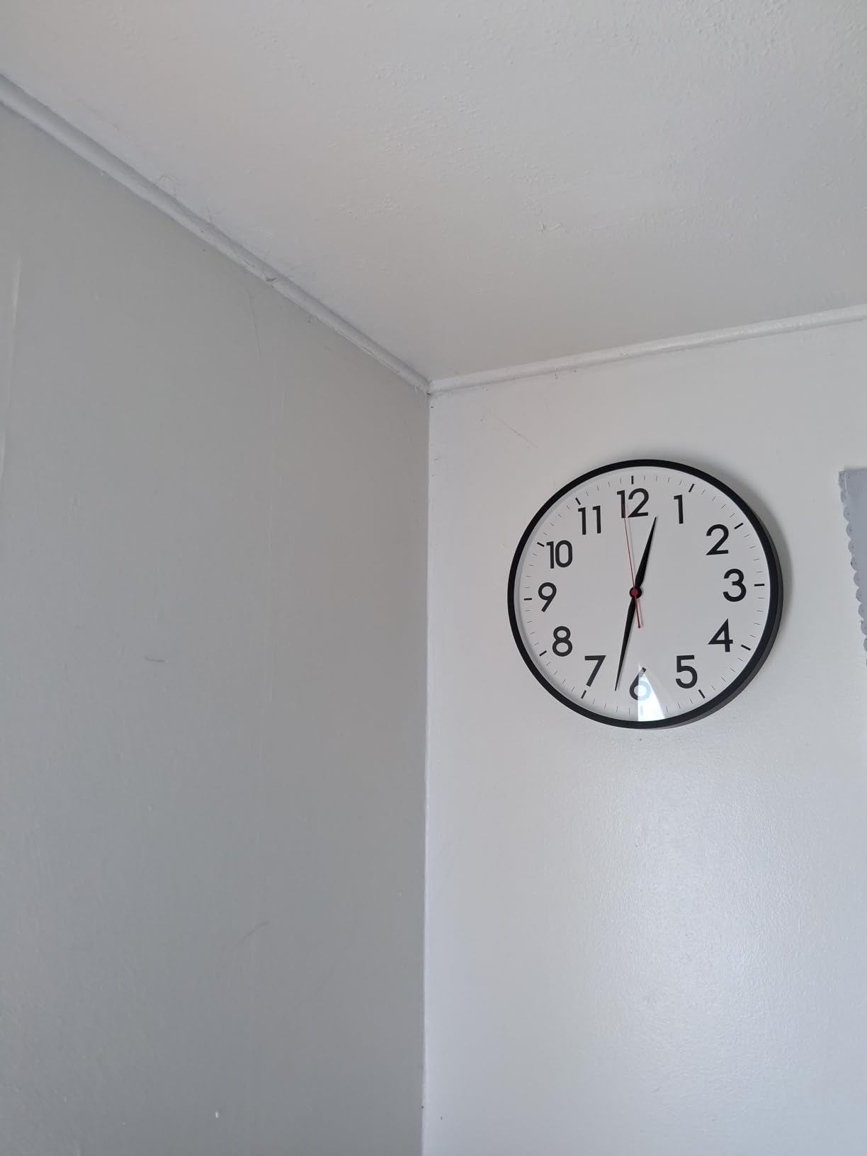 AKCISOT 8 Inch Wall Clock, Battery Operated Analog Clock, Silent Non-Ticking, Ideal for Bedroom, Bathroom, Kitchen, Office and School, Black customer photo 2