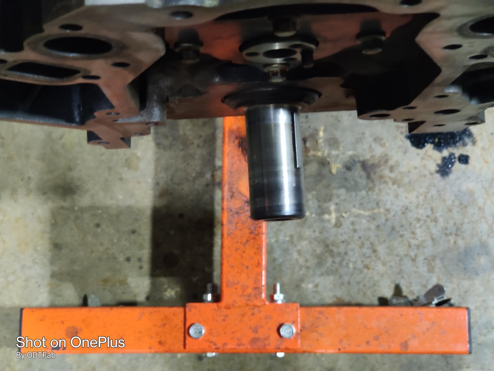 VEVOR Engine Stand, 3/4 Ton (1500 LBS) Capacity Engine Motor Stand, with 360-Degree Rotating Head, Heavy-Duty Steel Engine Lift Stand with 5-Casters, 4 Adjustable Arms, Orange customer photo 2