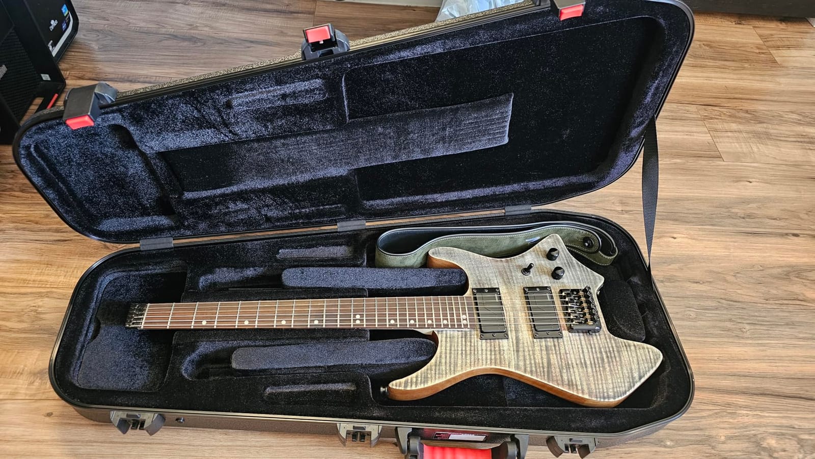 Gator Cases Molded Flight Case For Headless Electric Guitars With TSA Approved Locking Latch (GTSA-HEADLESSELEC) customer photo 2