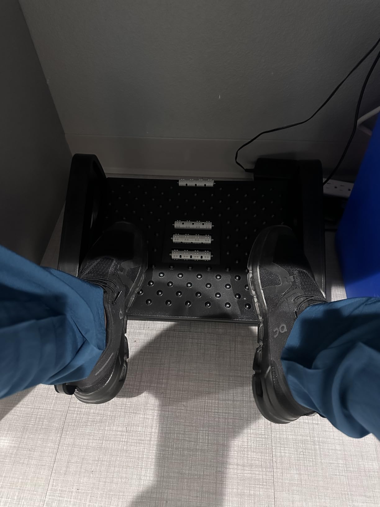 CasaZenith Foot Rest, Six Heights Adjustable Foot Rest for Under Desk at Work, Ergonomic Foot Stool for Under Office Desks, Under Desk Footrest with Foot Massage Roller, Chair Footrest for Leg Rests customer photo 2