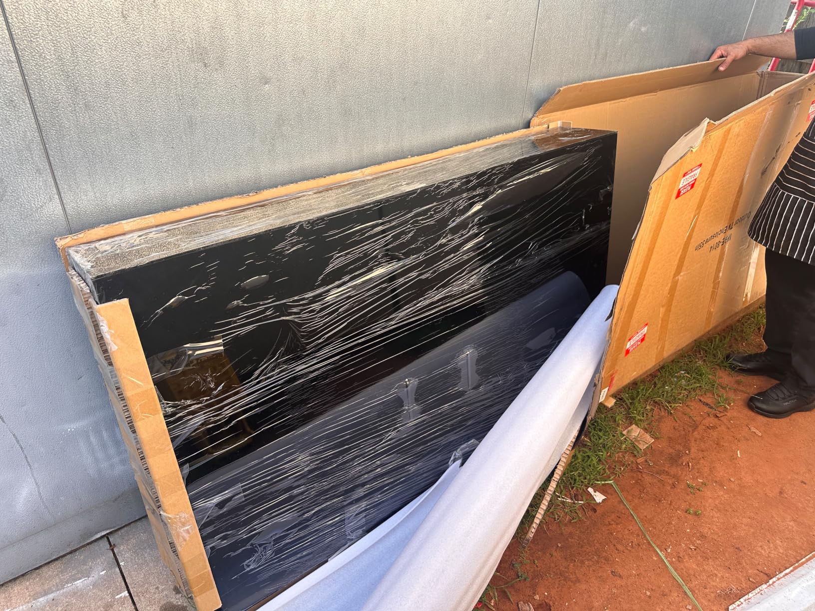 50-55 inch Weatherproof Outdoor TV Cover with Lock, Hard Cover and Durable, Clear Dust-proof Television Enclosure for 50-55 inch Screens for Outside, TV Wall Mounting Bracket Included customer photo 2