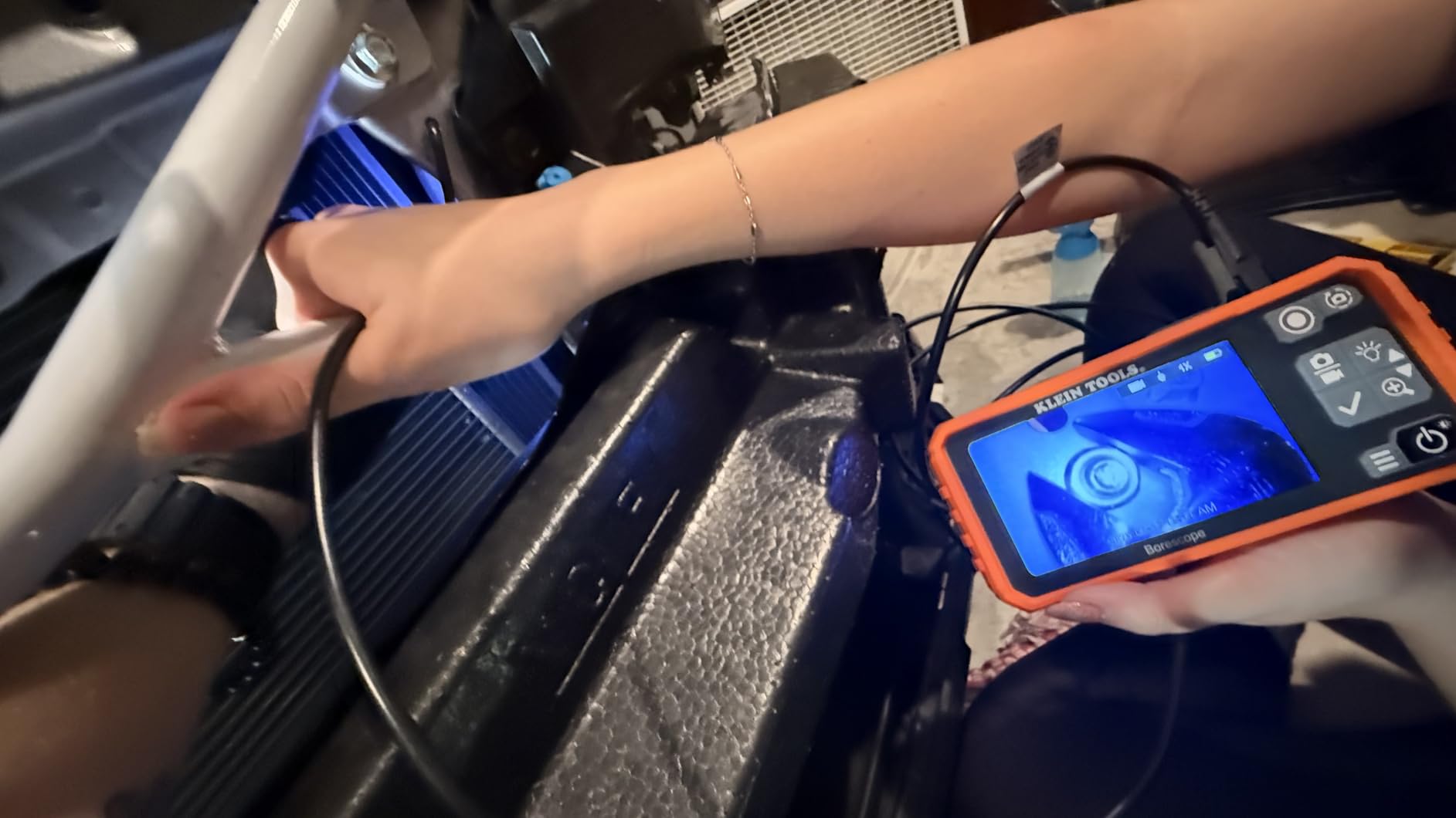 Klein Tools ET17 Utility Borescope with 5.5 mm 9.8-Foot Waterproof Gooseneck Snake, LEDs, 4.3-Inch LCD, Attachments, Endoscope Inspection Camera customer photo 2
