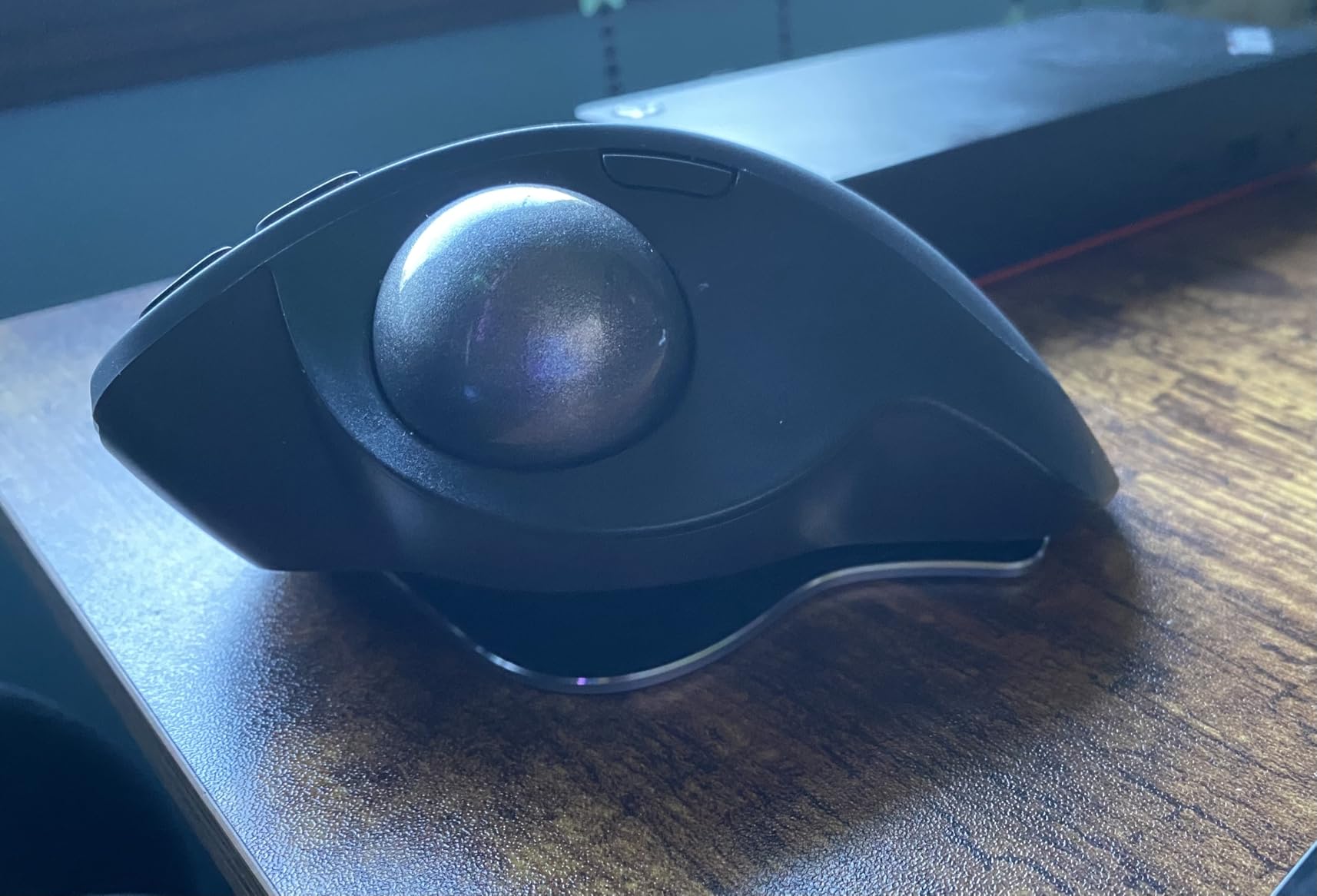 Logitech MX Ergo S Advanced Wireless Trackball Mouse, USB-C Rechargeable Wireless Ergonomic Mouse with Bluetooth and Encrypted Dongle, 6 Programmable Buttons, for PC/Mac - Graphite customer photo 1