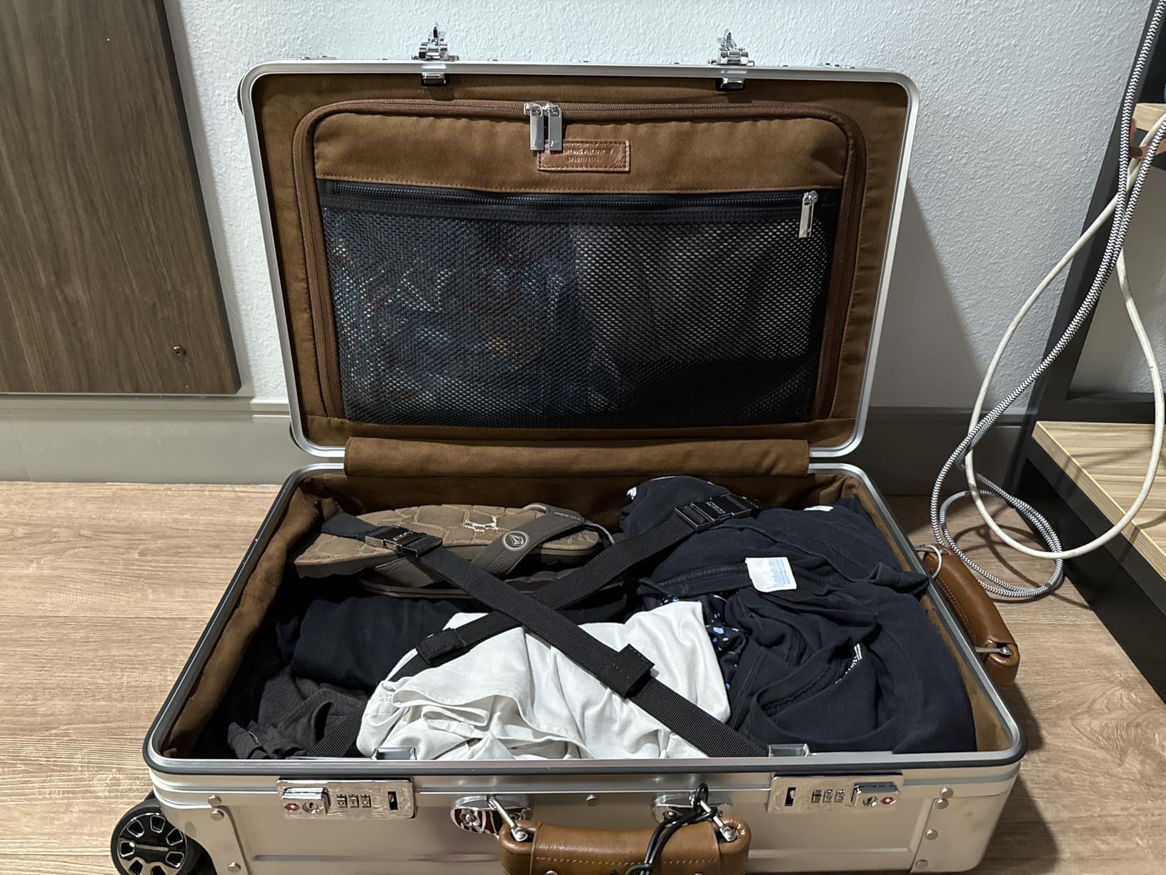 Sterling Pacific 40L Cabin Travel Case - Full Aluminum Four Wheel Carry On Luggage, Italian Leather Handles customer photo 2