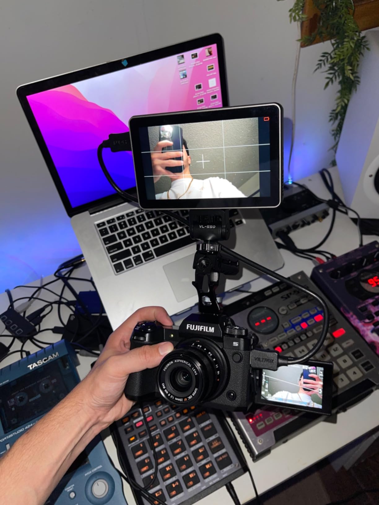 VILTROX DC-X2 6'' Touchscreen Full HD IPS Camera Monitor, 2000 nits 4K HDMI in/Out Video Field Monitor Kit with Sunshade Hood, 3D LUT, Waveform, Histogram & Vectorscope Tools, Black customer photo 2