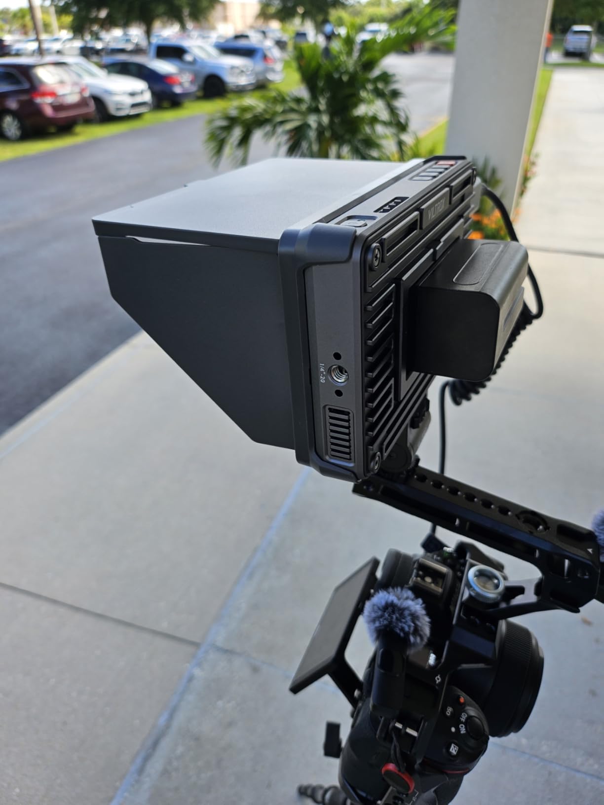 VILTROX DC-X2 6 inch Touchscreen Camera Field Monitor 4K HDMI Video Monitor with Sunshade Hood 2000nits 160°Wide View Angle 1920X1080 3D LUT Peaking Focus Assist customer photo 2