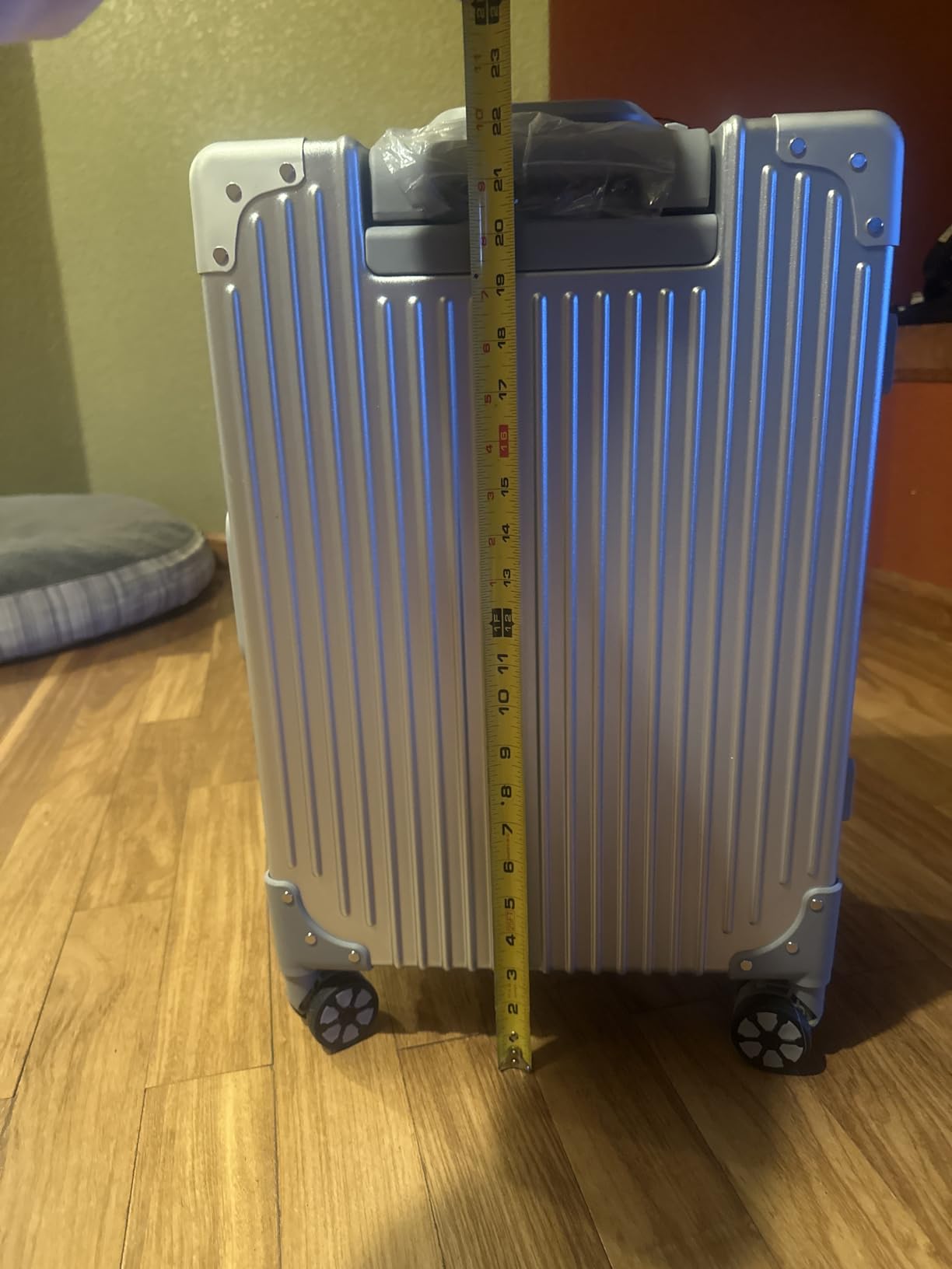 HotWay Carry On Luggage with Spinner Wheels, PC Hard Shell Zipperless Suitcase with Aluminum Frame and TSA Locks, 22x14x9 Airline Approved Lightweight Luggage for Business Travel (Silver, 20 Inch) customer photo 1