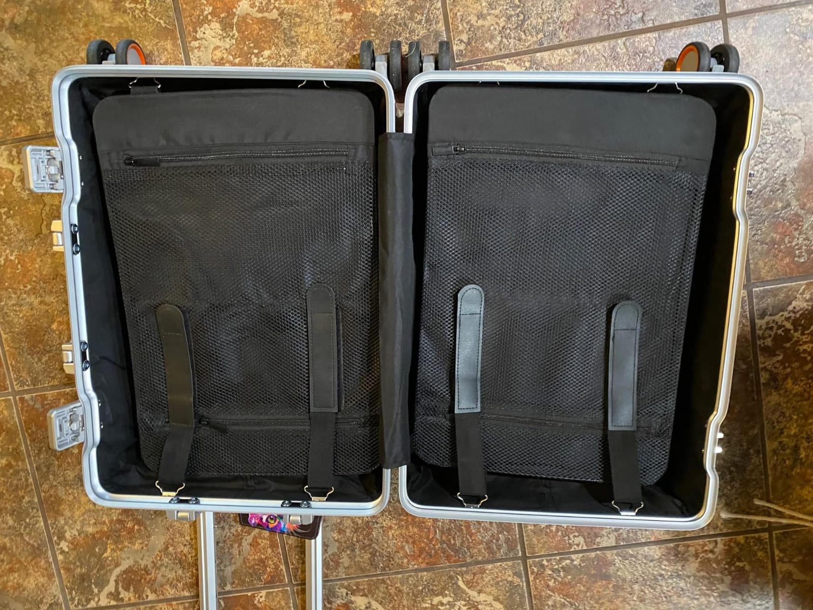VentureVault All Aluminum 20 Inch Carry On Luggage With Wheels, Silver | Zipperless Suitcase, 22x14x9 Airline Approved, 360° Silent Spinner Wheels, TSA Locks, Lightweight, Hard Shell, Full Aluminum customer photo 1
