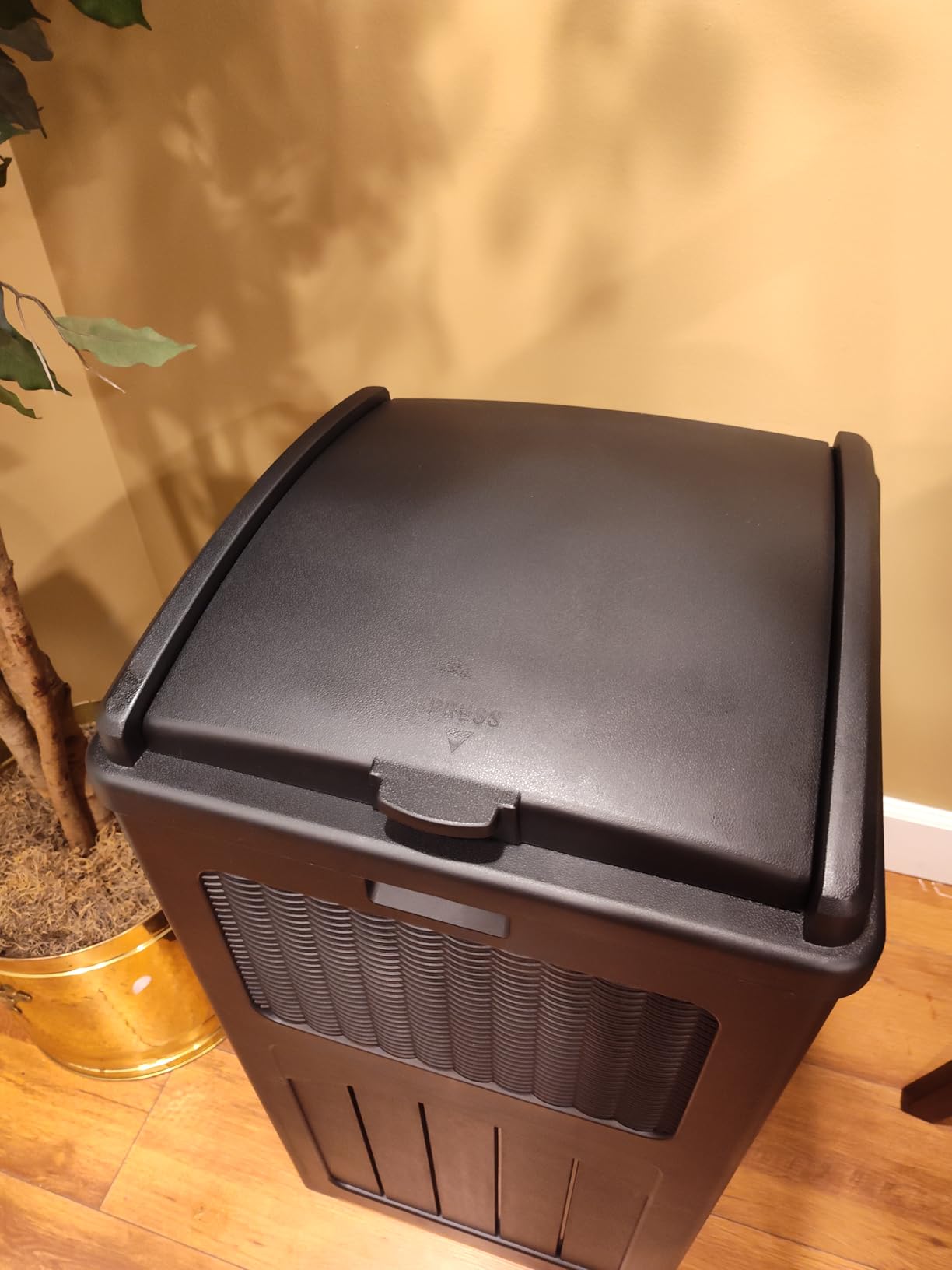 Greesum 33 Gallon Outdoor Trash Can with Lid, Waterproof, Dark Black | Resin Garbage Bin, UV-resistant for Hideaway, Patio, Deck customer photo 2