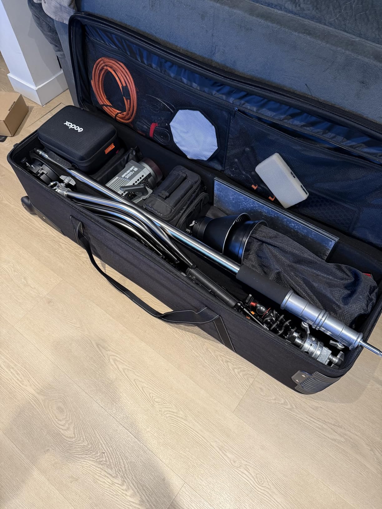 VEVOR Studio Equipment Trolley Case, 51.57 x 14.37 x 14.96 in / 131 x 36.5 x 38 cm, Rolling Camera Bag with Wheels Straps Padded Compartment Handle customer photo 2