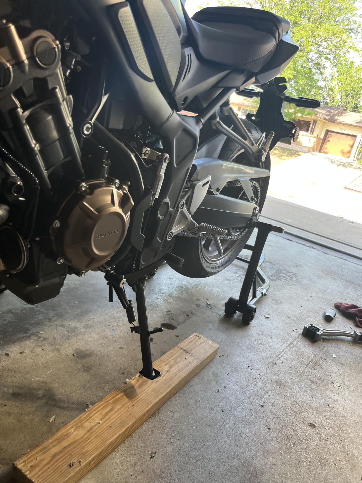 VEVOR Motorcycle Stand Lift, 850lbs Capacity Front Rear Combo Stand Lift, Front Wheel Dual-Fork Stands, Rear U+L Fork Swingarm Spool Stands, for Most Yamaha Honda Kawasaki Suzuki Motorcycles, Red customer photo 1