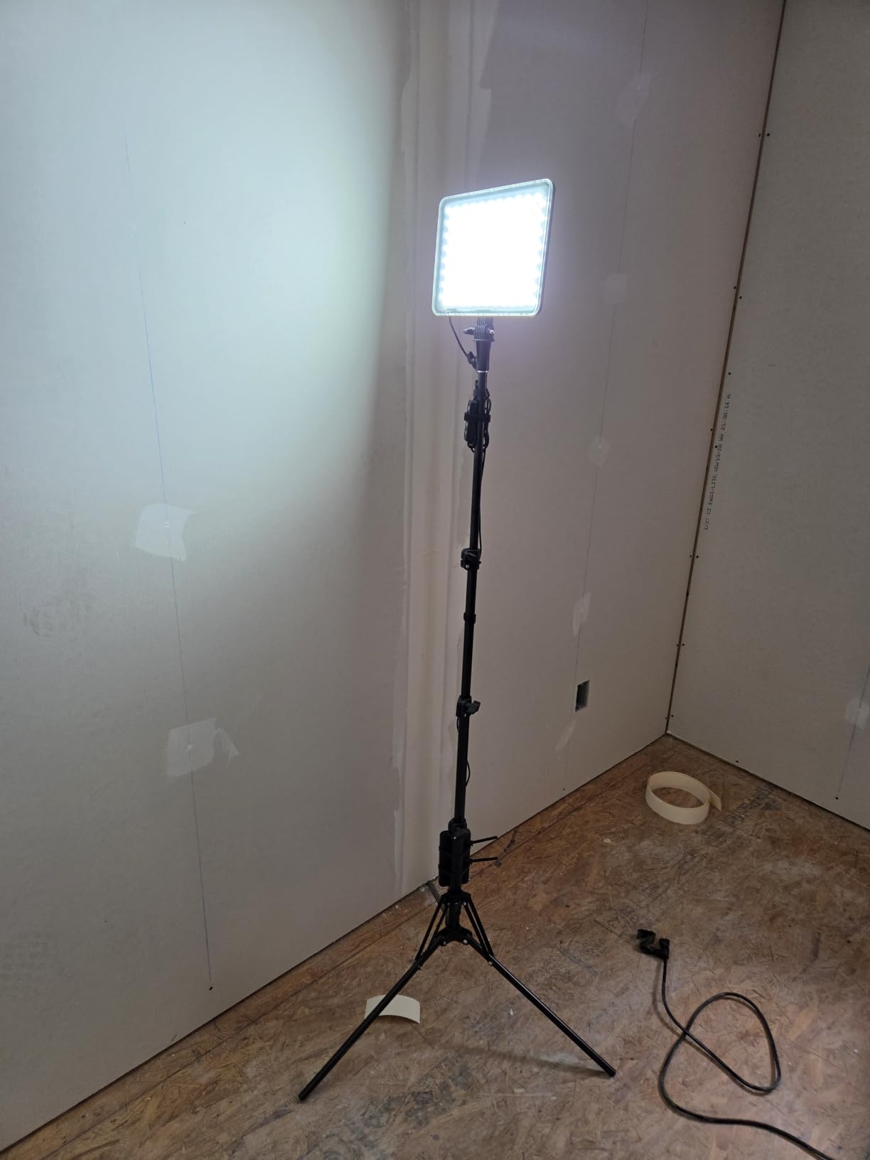 1-Pack LED Video Lighting Kit, Anautin 15W/1700Lux Photography Lighting with Tripod Stand, 2500-8500K Dimmable Streaming Light for Video Recording, Gaming, Podcast, Barber, Salon, TikTok, YouTube customer photo 1