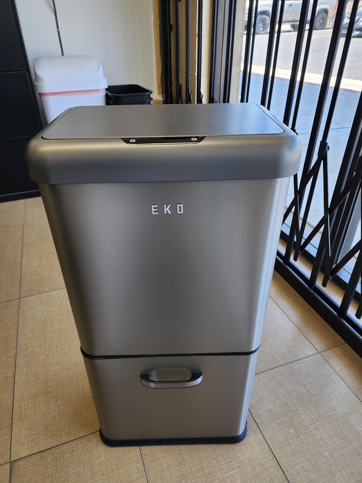 EKO Vintage 50L / 13.2 Gallon Motion Sensor Trash Can, Dual Compartment 32L + 18L Stainless Steel Kitchen Garbage Bin, Touchless Automatic Waste & Recycling Bin with Lid for Home or Office customer photo 2
