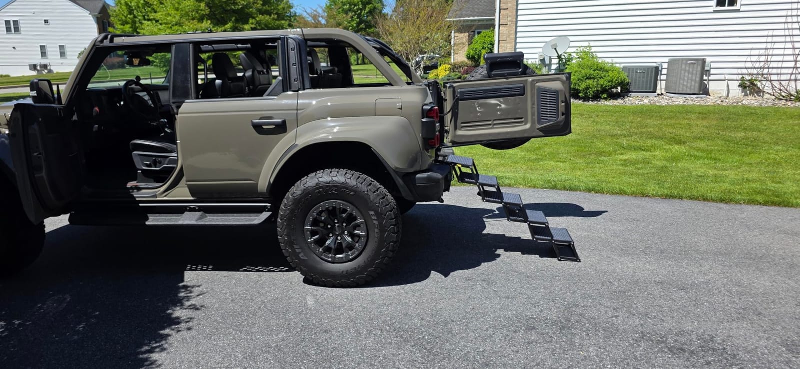 Veehoo Foldable Dog Steps for Car Truck SUV, Collapsible Large Dogs Stairs | 4 Steps Folding Dog Ramp for Cars Portable Pet Ramps Ladder Heavy Duty Non Slip for Trucks Vehicle 17