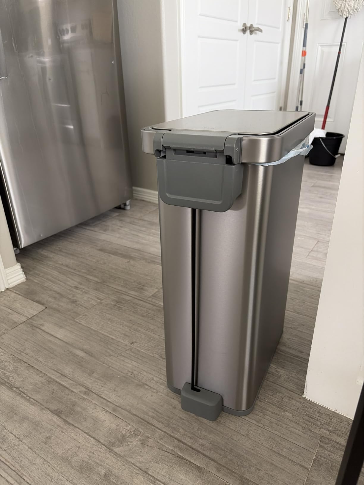 EKO Hudson Slim 50L / 13.2 Gallon Kitchen Trash Can with Lid, Stainless Steel Step Garbage Can for Kitchen or Home, Space-Saving Garbage Can with Soft Close Lid, Stay-Open, Liner Ring, Handle customer photo 2