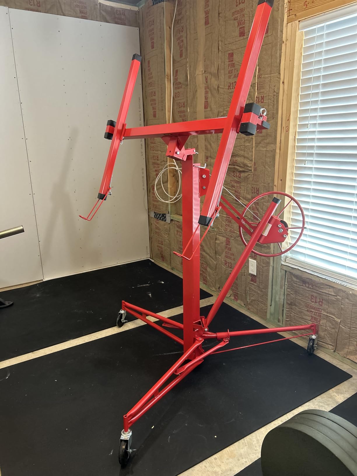 VEVOR 11ft Drywall Lift, Heavy-Duty 150 lbs Sheetrock Hoist with Adjustable Telescoping Arm, Lockable Wheels, Drywall Lifter Panel Jack Hoist Tools Ideal for Ceiling & Wall Installation (Red) customer photo 2