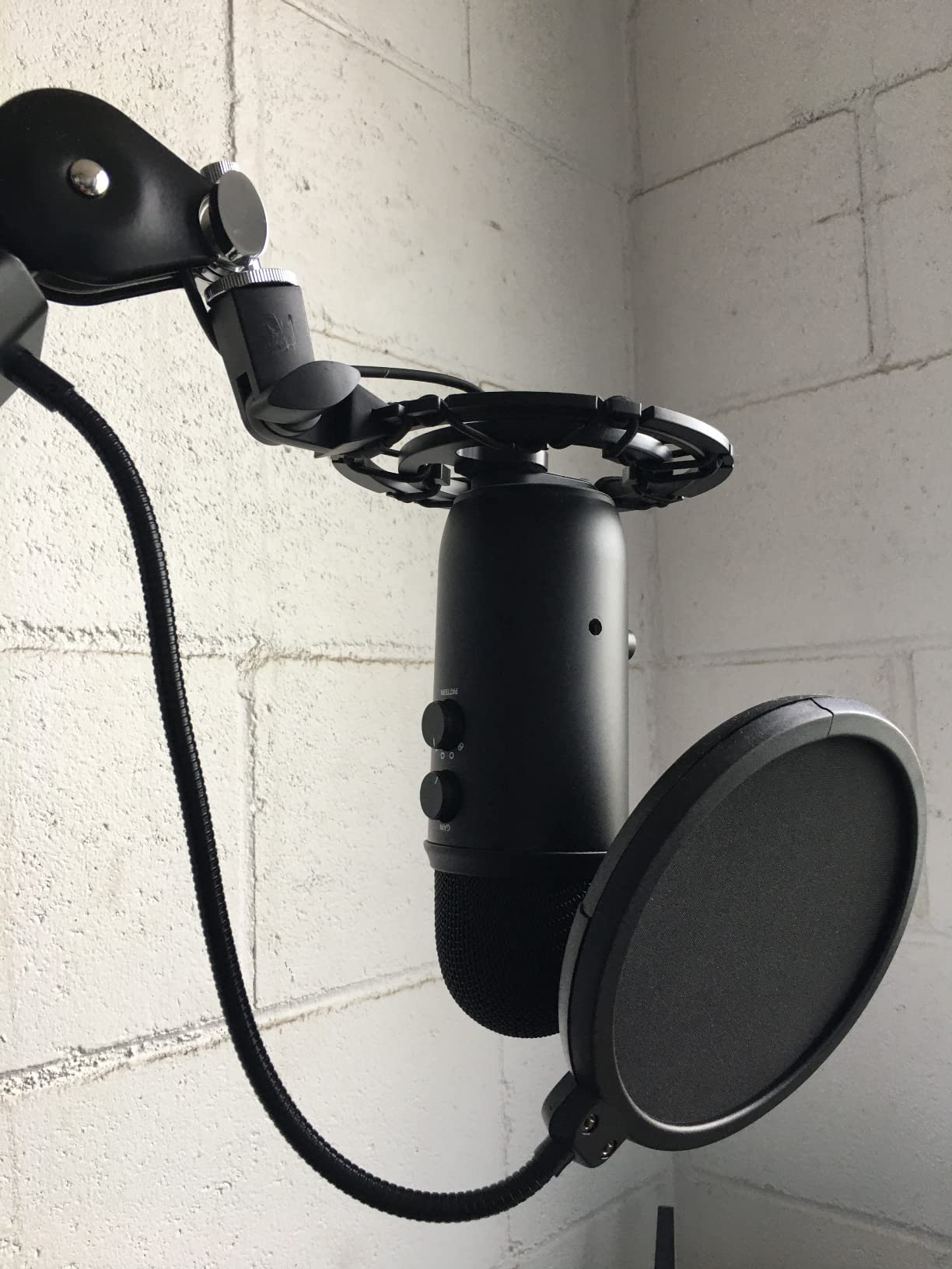 NEEWER Microphone Isolation Ball Shield Pop Filter, Portable Windscreen Mic Cover for Studio Vocal Booth Recording, Sound Absorbing Five Layer Foam Acoustic Equipment for 43-68 mm Mics, MS012 customer photo 1