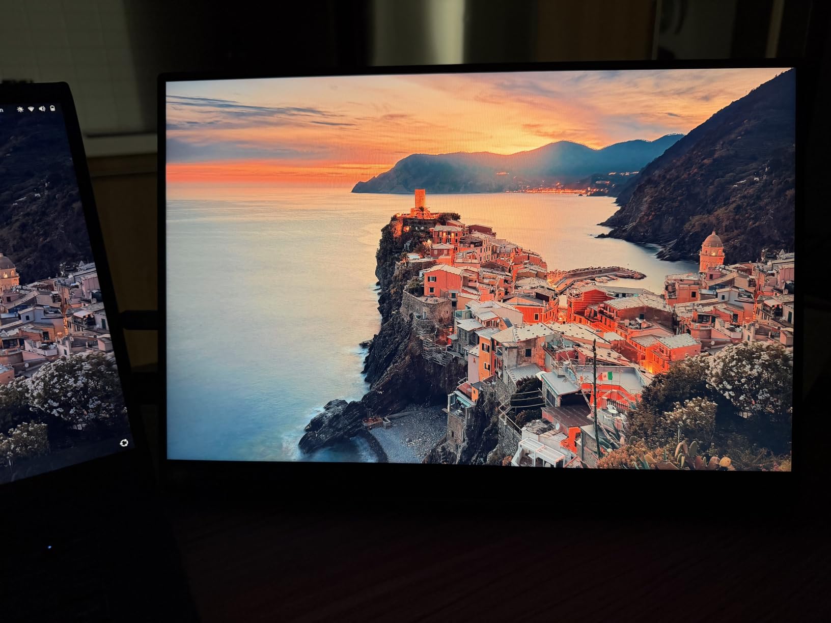 cocopar Portable Monitor 16 Inch 2.5K QHD 110% sRGB 144Hz USB-C, 120Hz HDMI, Travel Monitor with Speaker Second Screen for Laptop MacBook Surface PC Xbox PS4/5, VESA Mountable, with Kickstand customer photo 1