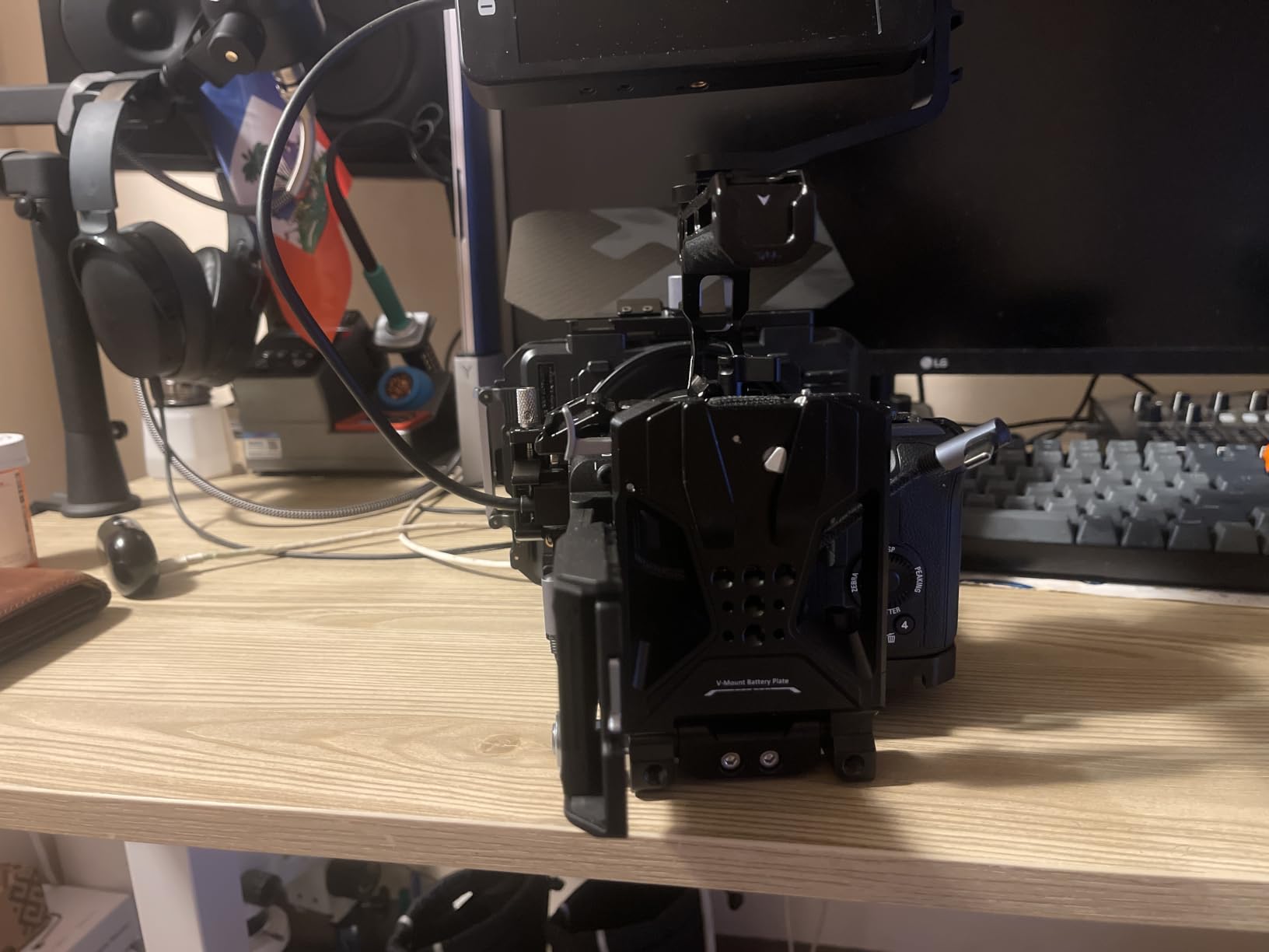 SmallRig Cage Kit for Sony FX3 / FX30 with Cage, V-Mount Battery Mount Plate, LCD Screen Protector, Top Handle, Cable Clamp for HDMI, NATO Rail - 5823 customer photo 2