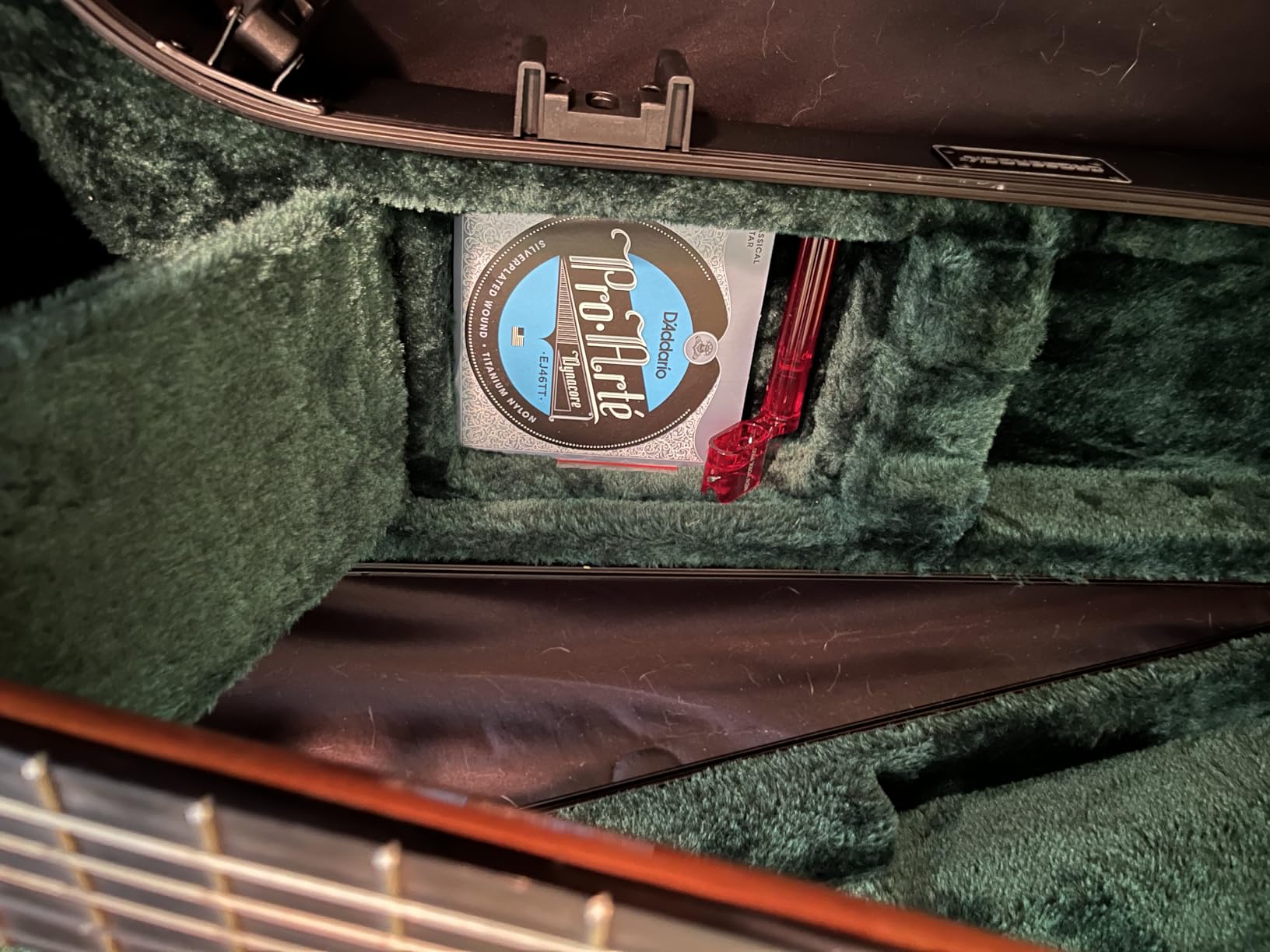Crossrock Electric Guitar Flight Case for Stratocaster & Telecaster | Blue Hardshell, Security Lock, Beige Velvet Interior & Accessory Compartment (CRA980EVB) customer photo 2