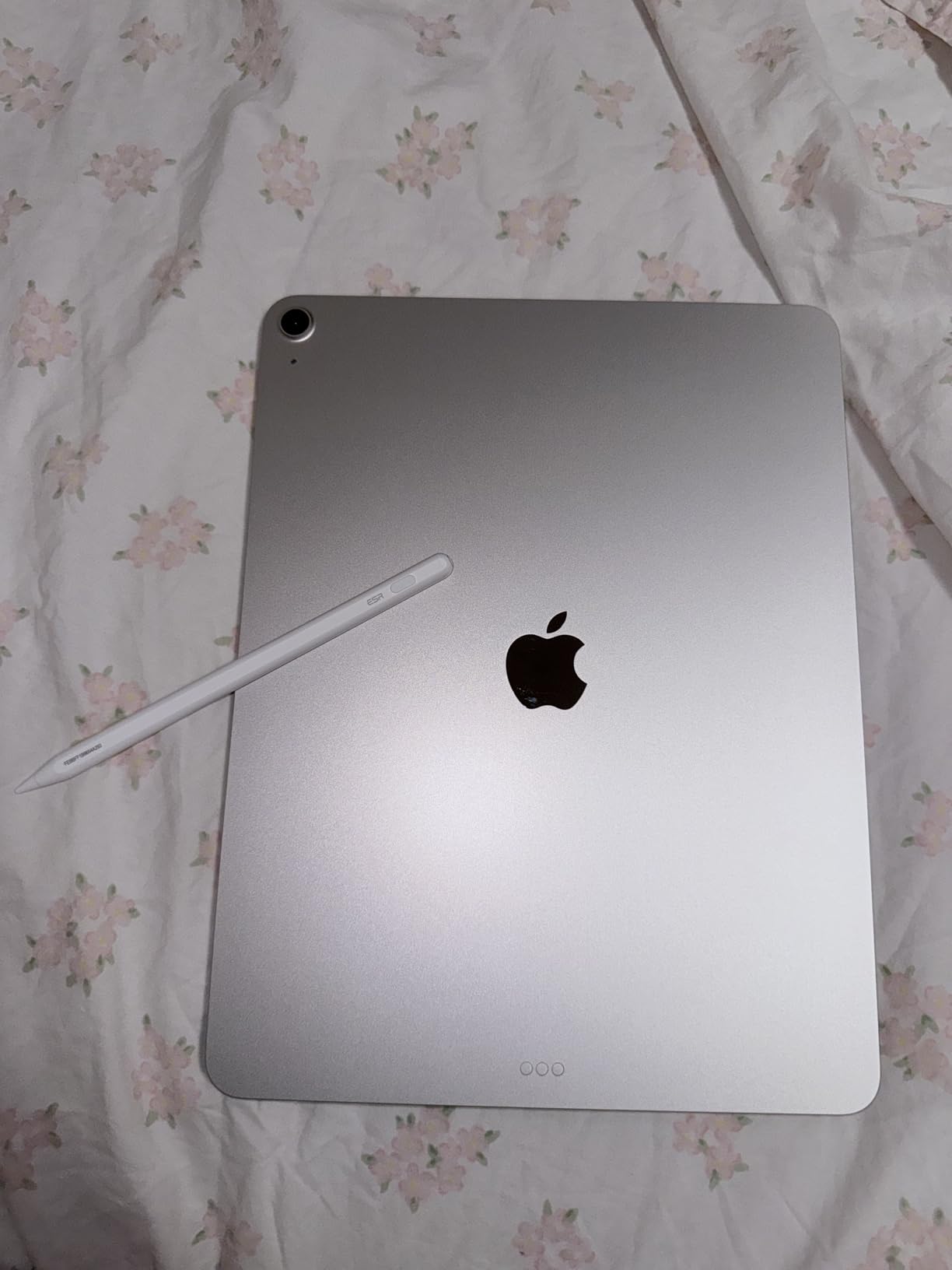 iPad Air 13-inch (M4): Liquid Retina Display, 128GB, 12MP Front/Back Camera, Wi-Fi 7 with Apple N1, Touch ID, All-Day Battery Life - Starlight customer photo 2