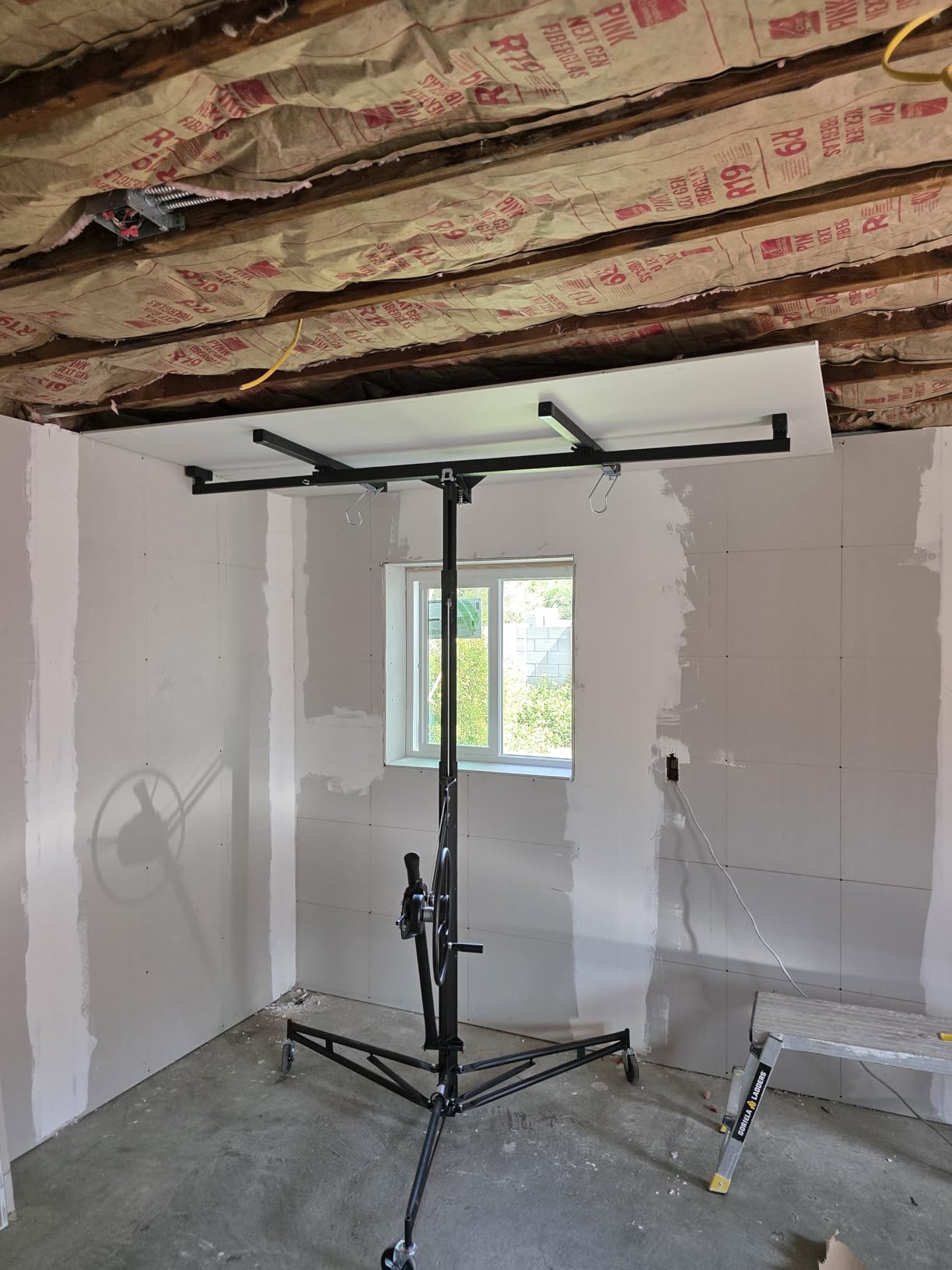 Rovibek 11FT Drywall Lift, Drywall Jack Lift for Ceiling, 360° Adjustable Drywall Panel Hoist, 150LBS Heavy Duty Drywall Lifter, Foldable Sheetrock Lift, Drywall Lift for Home Improvement (Yellow) customer photo 2
