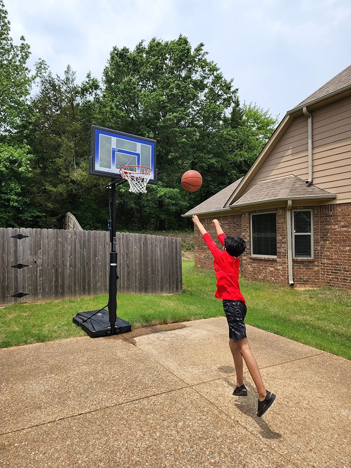 Lifetime Outdoor Portable Basketball Hoop, 48 Inch Backboard, 8-10 Ft Speed Shift Adjustable Height customer photo 1