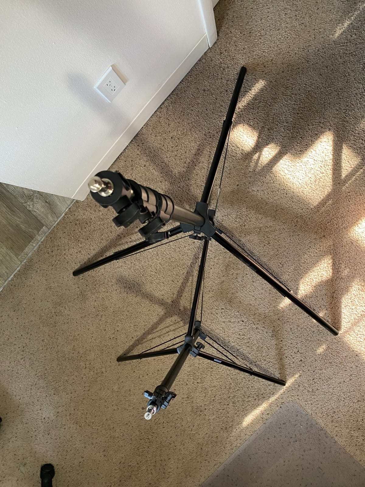 Neewer Photography Light Stand, 3-6.6ft/92-200cm Adjustable Sturdy Tripod Stand for Reflectors, Softboxes, Lights, Umbrellas, Load Capacity: 17.6lb/8kg customer photo 1