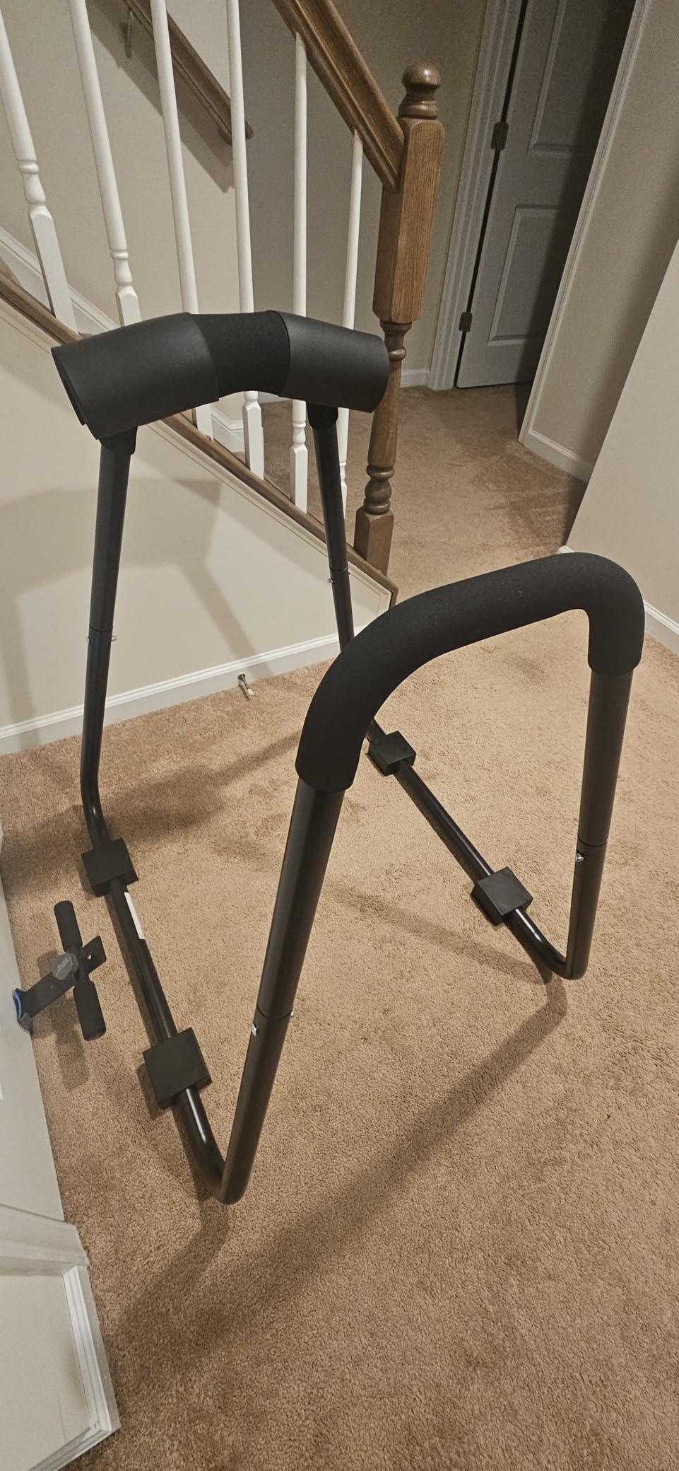 Amazon Basics Dip Bar Station, Portable Strength Training Stand for Tricep Dips & Calisthenics, Home Gym, 661 lb Weight Capacity, Black customer photo 2