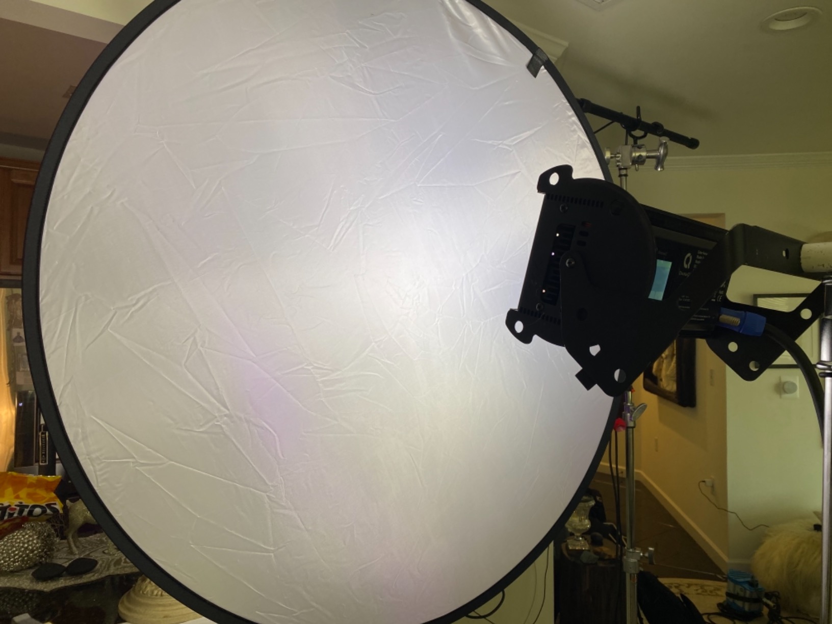 43 Inch/110 Centimeter Light Reflector 5-in-1 Collapsible Photography Reflectors kit with Metal Clamp and Light Stand for Studio Lighting Outdoor Shooting (Silver/Gold/White/Black/Translucent) customer photo 2