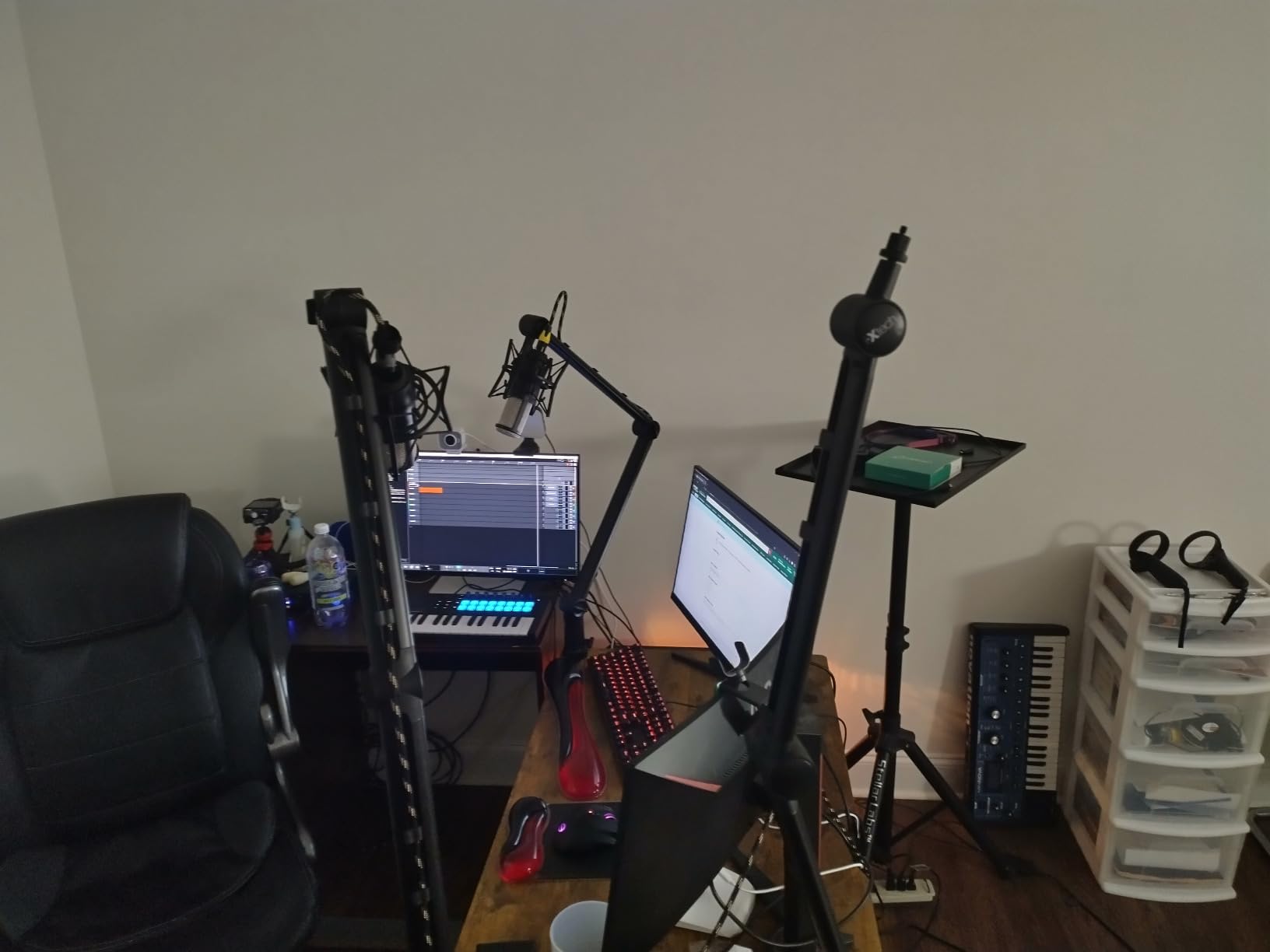 IXTECH Microphone Boom Arm with Desk Mount, 360° Rotatable, Adjustable and Foldable Scissor Mounting for Podcast, Video Gaming, Radio and Studio Audio, Sturdy and Universal - Elegance Model customer photo 2