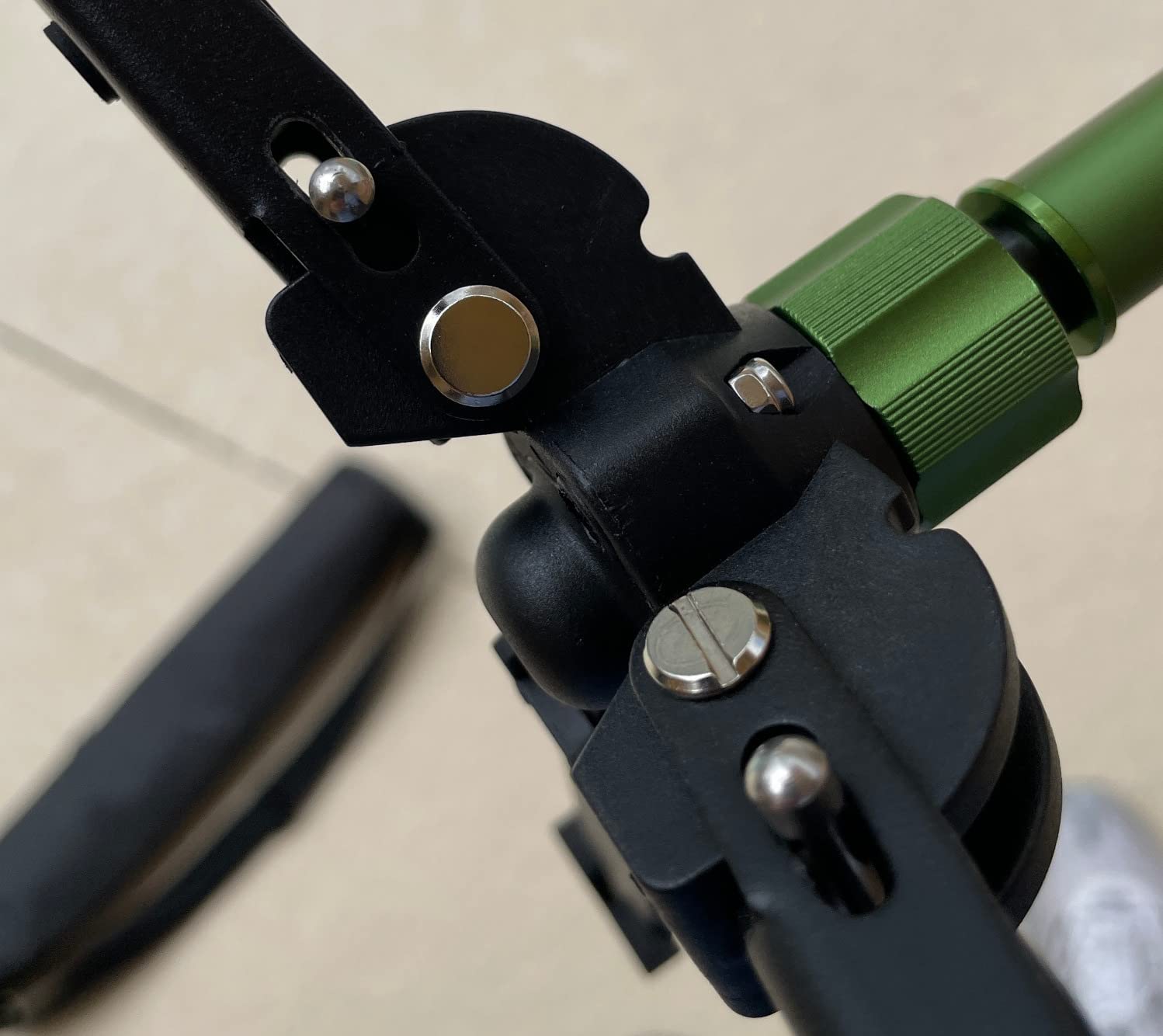 Manbily Shooting Stick Monopod with Tri-Stand Tripod Base, with Rotating and Removeable U-Shaped Yoke for Hunting, Shooting, and Outdoors-Green (G-333) customer photo 1