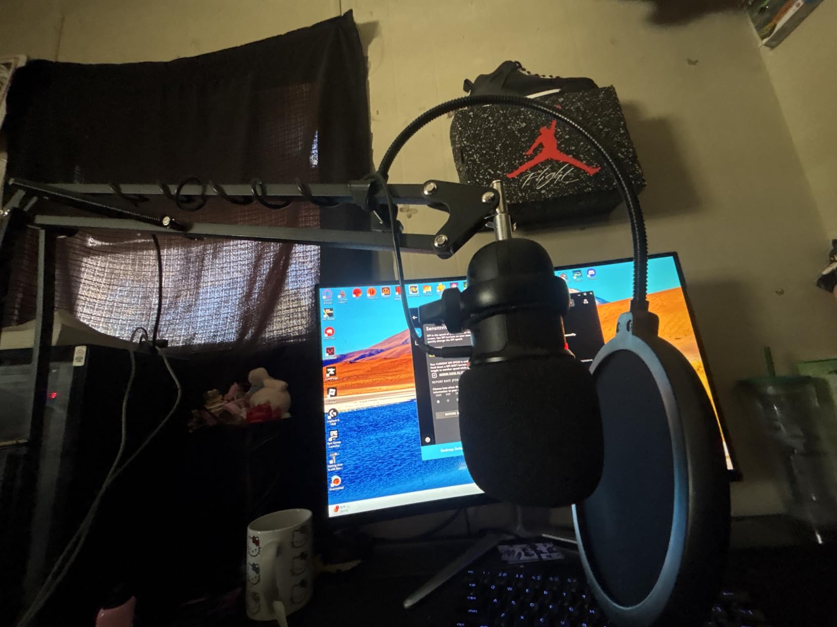 Amazon Basics Adjustable Microphone Boom Arm Stand, 14 inch, Supports Standard Microphones, Adjustable Tension, Includes Pop Filter & Windscreen, Desk Clamp Mount, Black customer photo 1