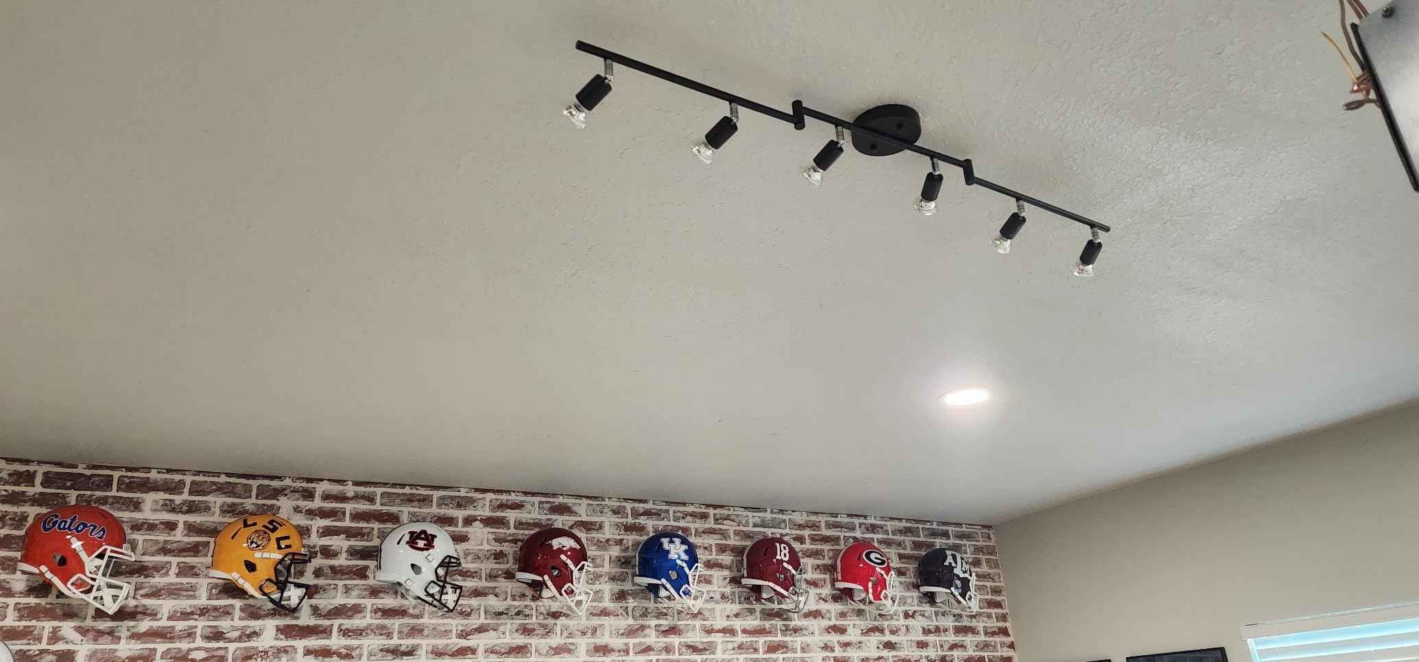 Unicozin LED 8 Light Track Lighting Kit, 54.13'' Black 8 Way Ceiling Spot Lighting, Flexibly Rotatable Head, Track Light Included 8 x LED GU10 Bulb (4W, Daylight White 5000K, 400LM) customer photo 1