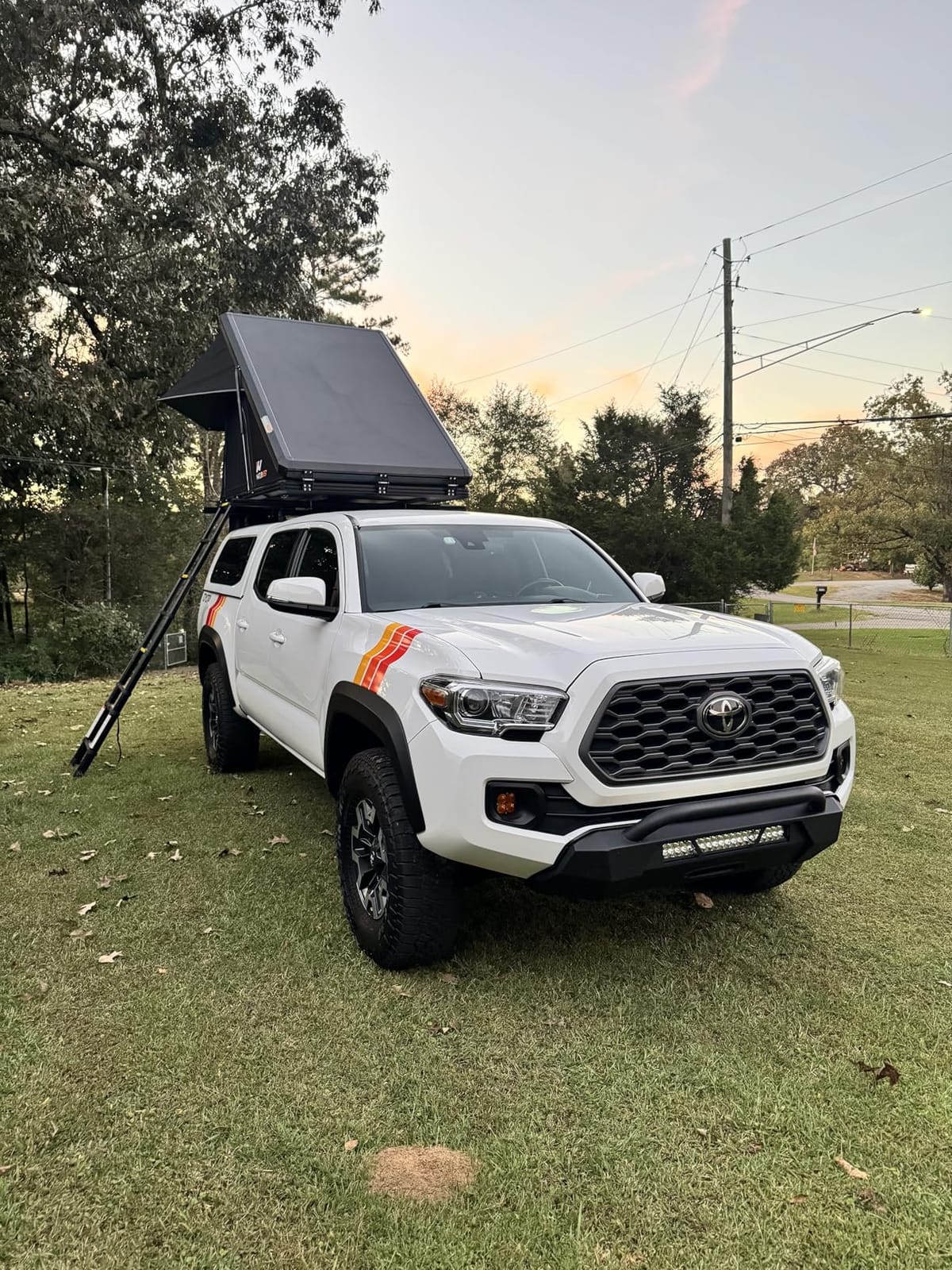 Naturnest Rooftop Tent Hard Shell, Easy Set Up Pop Up Tent for 2 Person Camping, Windproof Waterproof UV-Resistant Blackout 4 Season Tent for Pickup Jeeps, Truck, SUV, Van, Trailer - Polaris 1 customer photo 1