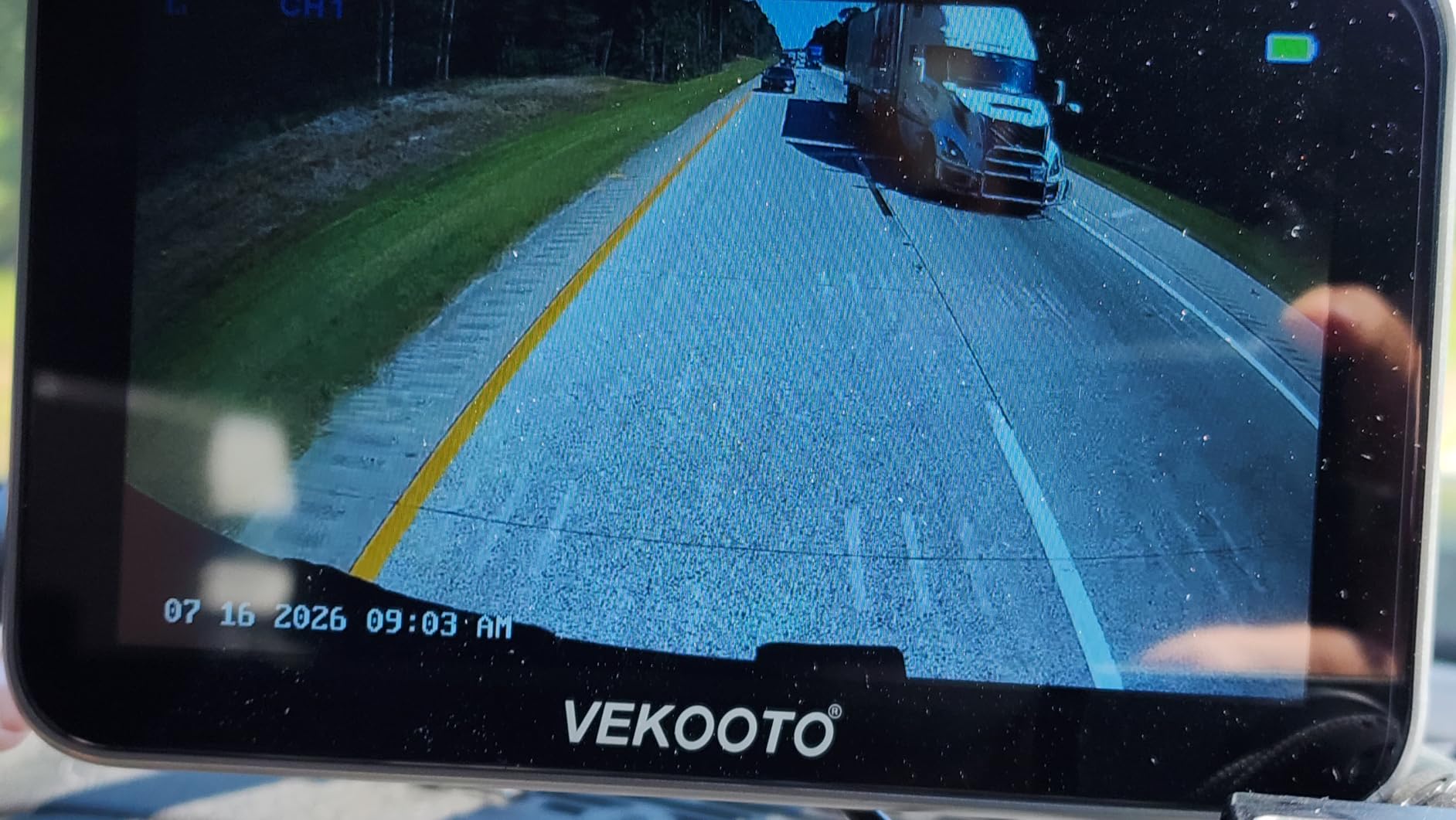 VEKOOTO VK7 Pro Magnetic Solar Wireless Backup Camera, 7-Inch Touchscreen | 15,800mAh Battery for Extended Use, HD 1080P, No Wiring Required, Ideal for Hitching, Horse Trailers, RVs and Trucks customer photo 1