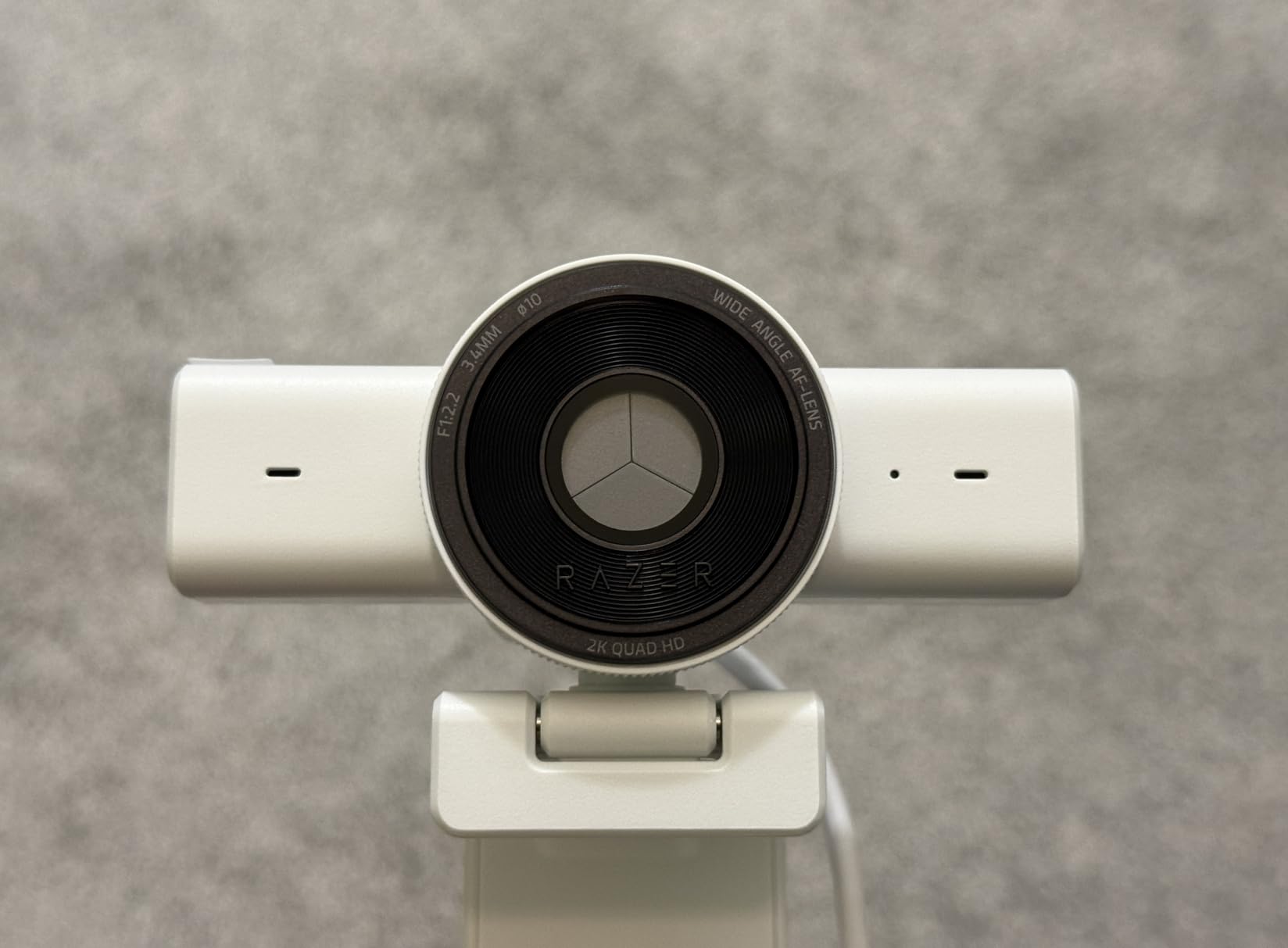 Razer Kiyo V2 X Webcam for Streaming and Meetings, 1440p 60 FPS, White | AI Powered Auto-Framing, Built-in Microphone, Ultrawide Angle Lens, Privacy Cover, Works with OBS, Discord, Zoom, Teams customer photo 1