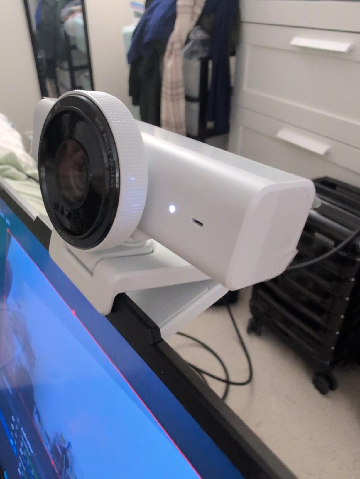 Razer Kiyo V2 X Webcam for Streaming and Meetings, 1440p 60 FPS, White | AI Powered Auto-Framing, Built-in Microphone, Ultrawide Angle Lens, Privacy Cover, Works with OBS, Discord, Zoom, Teams customer photo 2