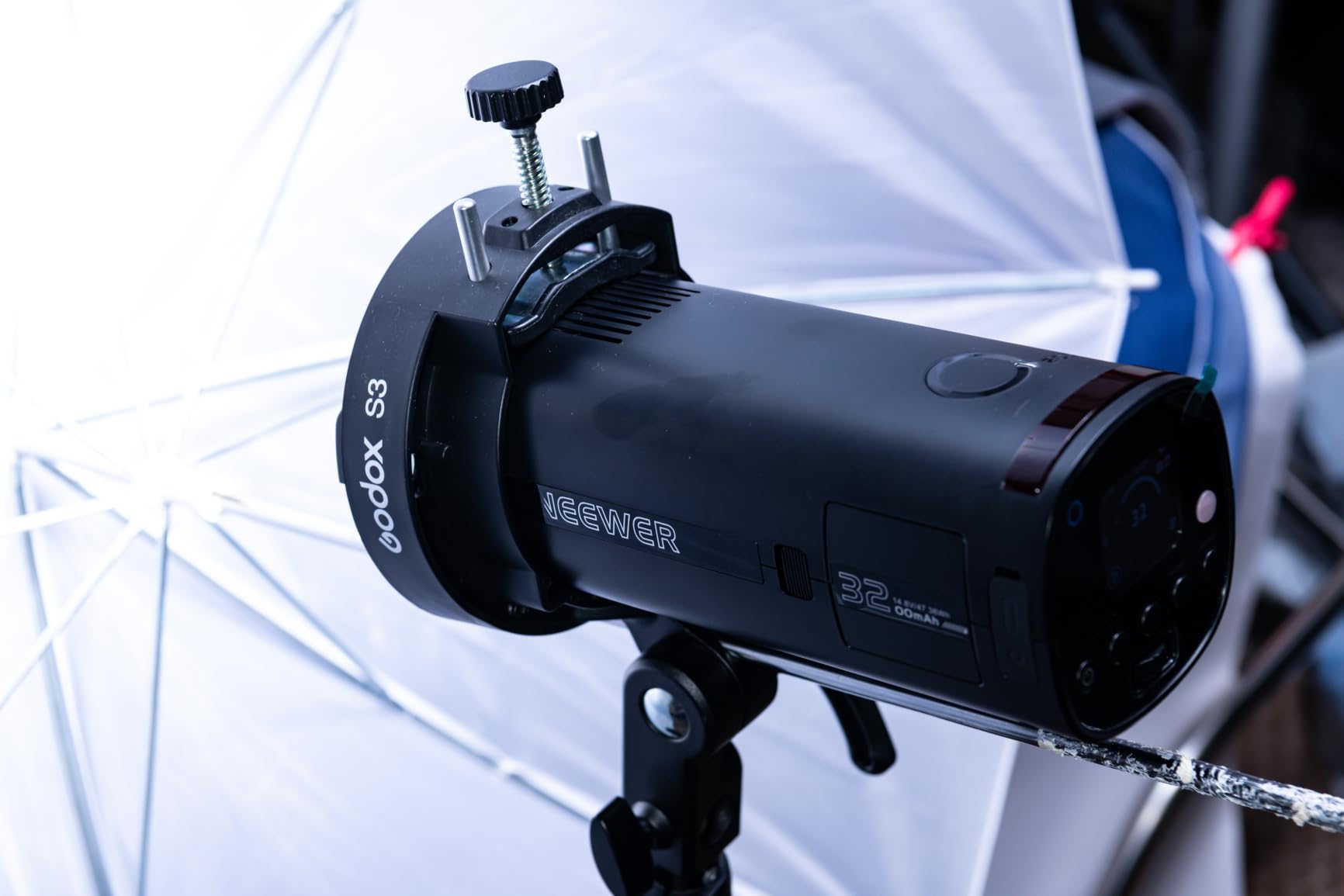 NEEWER 200Ws 2.4G TTL Outdoor Strobe Flash Compatible with Godox, 1/8000s HSS Portable Studio Photography Monolight with Modeling Light/3200mAh Battery/750 Flashes/1.5s Recycle, Q200 customer photo 2