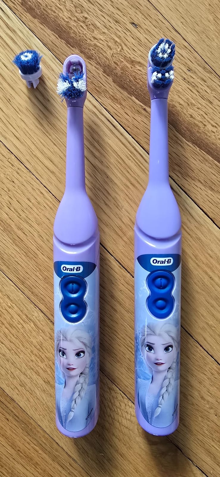 Oral-B Kids Battery Power Electric Toothbrush Featuring Disney's Frozen for Children and Toddlers age 3+, Soft (Characters May Vary) customer photo 1