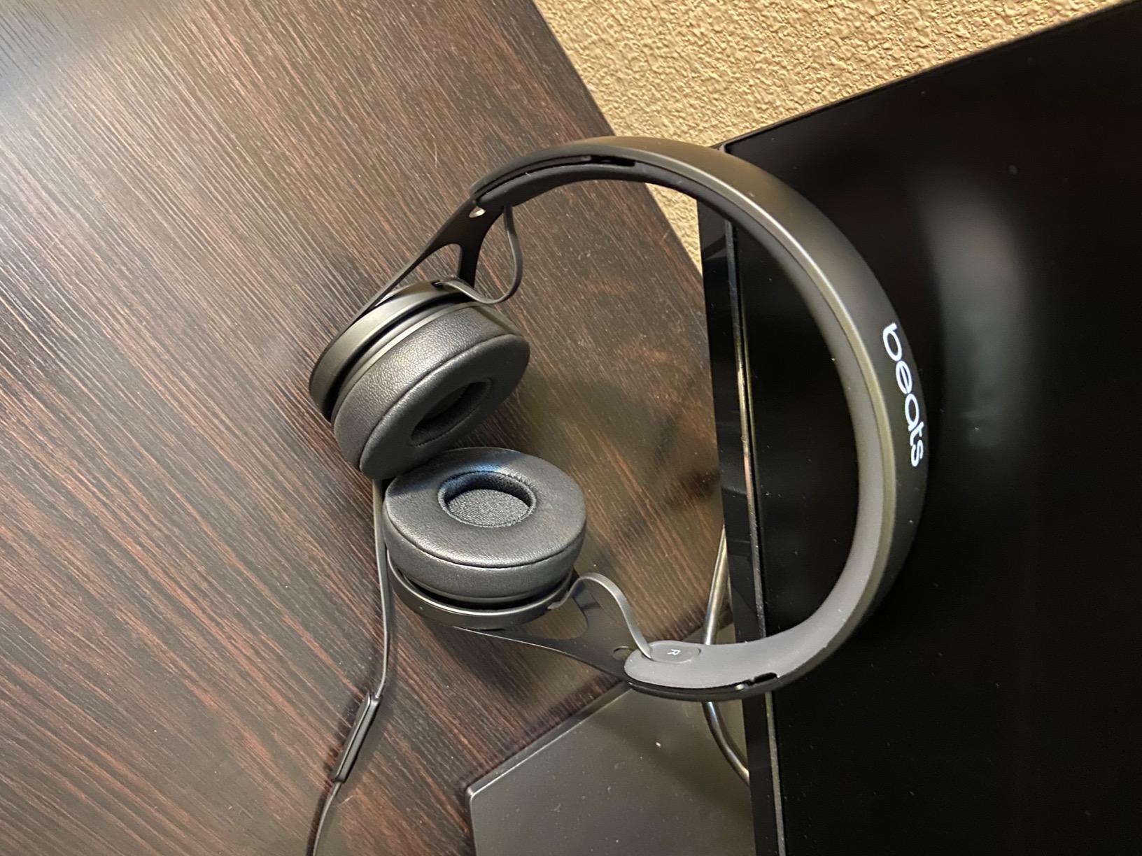 Beats EP Wired On-Ear Headphones - Battery Free for Unlimited Listening, Built in Mic and Controls - Black customer photo 2